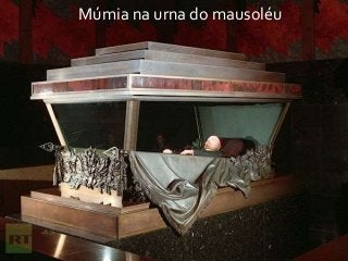 Múmia na urna do mausoléu
 