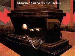 Múmia na urna do mausoléu
 
