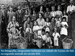 Na fotografia, imigrantes italianos na cidade de Caxias do Sul,
na segunda metade do século XIX.
 