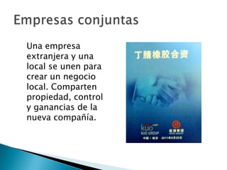 Exportación La exportación es la actividad de la producción de bienes en un país y su venta en otro. Por lo general los países que reciben los productos no gustan esta practica porque origina menos empleo local que otros medios de entrada.