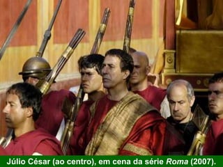 Júlio César (ao centro), em cena da série Roma (2007).
 