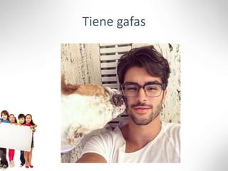 Tiene gafas
 