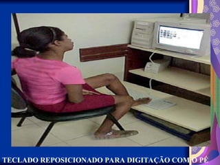 TECLADO REPOSICIONADO PARA DIGITAÇÃO COM O PÉ
 