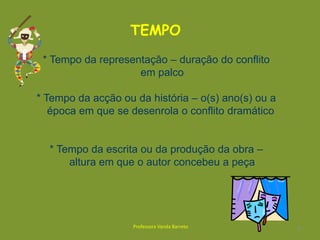 pelas indicações sobre o cenário e guarda-roupa das personagens;