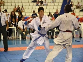•Tabela de pontuação utilizada pela Confederação Brasileira
de Karate-do, e entidades a ela filiadas, válida a partir de
janeiro de 2012:



lYuko (equivalente a um ponto) - soco na área do abdome, do peito, do
rosto ou costas.
lWazari (equivalente a dois pontos) - chute na área das costas; chute

na área do abdome ou do peito; chute nas laterais do tronco.
lIppon (equivalente a três pontos) - chute na cabeça ou nas laterais do

pescoço, com contato rigorosamente controlado (ou, dependendo da
categoria em disputa, com aproximação de 5 cm a 10 cm, desde que o
oponente não esboce reação), independentemente do oponente estar
caído ou não; aplicar uma técnica pontuável no oponente
completamente caído e sem chances de contra-atacar, num intervalo
de até 2 segundos, independentemente de ter caído por si só ou ter
sido derrubado com técnica de varredura ou projeção.
 