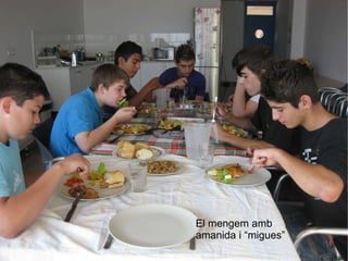 El mengem amb amanida i “migues” 