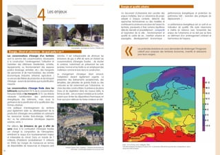 Les consommations d’énergie d’un territoire
sont la somme des consommations nécessaires
à la construction, l’aménagement, l’utilisation et
l’entretien des bâtiments (résidentiels, activités,
équipements), au fonctionnement des espaces
publics (éclairage, entretien, etc.), des transports
(de personnes et de marchandises), des activités
économiques (industrie, artisanat, agriculture…)
ou encore des filières de production et de transport
d’énergie - autant de domaines que la planification
impacte.
Les consommations d’énergie finale dans les
bâtiments représentent 43 % de la consommation
française totale et les transports 32 %. Les réduire
nécessite l’amélioration des performances
énergétiques des bâtiments, mais aussi la
pertinence de la planification et la qualification des
formes urbaines.
Une politique d’aménagement du territoire
peut également aider au développement de la
production d’énergies renouvelables en valorisant
les ressources locales (bois-énergie, méthane,
etc.) ou les phénomènes climatiques (apports
solaires, vents...).
Par ailleurs, les émissions de gaz à effet de
serre dues à la combustion d’énergies fossiles
ont changé la composition de l'atmosphère,
entraînant le risque d’un bouleversement majeur
et irréversible du climat. Dans un monde de 7
milliards d’habitants (probablement 9 milliards
en 2050), les marges de manœuvre en termes
de disponibilités de ressources et d’espace sont
réduites. Il est indispensable de diminuer les
émissions de gaz à effet de serre en limitant les
consommations d’énergies fossiles ; de stocker
le carbone, notamment en préservant les sols
(prairies, humus) et les forêts ou en employant des
matériaux comme le bois dans la construction.
Le changement climatique étant amorcé,
l’adaptation devient également urgente. La
prévention des événements exceptionnels, des
tempêtes, des périodes de grands froids ou des
canicules se fait notamment par l’urbanisme. Le
choix des sites constructibles, la présence de plans
d’eau et de végétation dans les noyaux bâtis, la
forme du bâti... ont un impact notable sur le confort,
autant pour limiter les déperditions thermiques en
hiver que pour atténuer les fortes chaleurs en été.
Un document d'urbanisme doit concilier des
enjeux multiples. Seul un urbanisme de projet,
adapté à chaque contexte, détaché des
approches techniciennes ou des modèles et
contribuantàconstruireunevisiondel'avenirdu
territoire, parviendra à fixer certains équilibres
délicats (densité et ensoleillement ; compacité
et respiration de la ville ; fonctionnement et
qualité du cadre de vie ; insertion urbaine et
paysagère, développement économique ;
performances énergétiques et protection du
patrimoine bâti ; évolution des pratiques de
déplacement...).
La performance énergétique est un outil et un
indicateur de qualité. Elle reste néanmoins
à mettre en balance avec l’ensemble des
enjeux de l’urbanisme et ne doit pas se faire
au détriment d’un aménagement cohérent et
harmonieux de l’espace.
16…
Les enjeux
4
Le Royal Crescent, Bath, Angleterre - Urbanisme bioclimatique du
XVIIIe
siècle : la forme bâtie adaptée à la course du soleil
Kopf S., M. Ha Duong, and S. Hallegatte, 2008 -
Carte des analogues climatiques à l'horizon 2071 : le climat de la Ville de Paris pourrait alors correspondre au climat
actuel de la Ville de Madrid
Cap Paysages - Les berges du Vauziron, Châteldon (63)
énergie, climat et urbanisme : de quoi parle-t-on ?
énergie et qualité urbaine
Les profondes évolutions en cours demandent de réinterroger l’imaginaire
collectif pour proposer des territoires économes, inventifs et séduisants
pour leurs usagers.
«
 