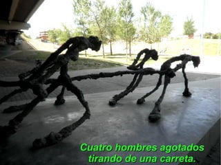Cuatro hombres agotados
 tirando de una carreta.
 