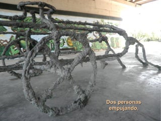 Dos personas
 empujando.
 