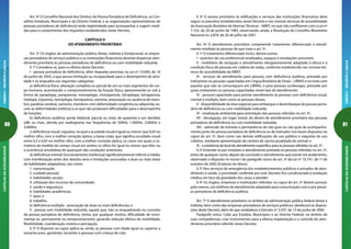 80
CARTILHADAACESSIBILIDADEANEXOI-DECRETO5.296/04
81
ANEXOI-DECRETO5.296/04CARTILHADAACESSIBILIDADE
§ 3º O acesso prioritário às edificações e serviços das instituições financeiras deve
seguir os preceitos estabelecidos neste Decreto e nas normas técnicas de acessibilidade
da Associação Brasileira de Normas Técnicas - ABNT, no que não conflitarem com a Lei nº
7.102, de 20 de junho de 1983, observando, ainda, a Resolução do Conselho Monetário
Nacional no 2.878, de 26 de julho de 2001.
Art. 6º O atendimento prioritário compreende tratamento diferenciado e atendi-
mento imediato às pessoas de que trata o art. 5º.
§ 1º O tratamento diferenciado inclui, dentre outros:
I - assentos de uso preferencial sinalizados, espaços e instalações acessíveis;
II - mobiliário de recepção e atendimento obrigatoriamente adaptado à altura e à
condição física de pessoas em cadeira de rodas, conforme estabelecido nas normas téc-
nicas de acessibilidade da ABNT;
III - serviços de atendimento para pessoas com deficiência auditiva, prestado por
intérpretes ou pessoas capacitadas em Língua Brasileira de Sinais - LIBRAS e no trato com
aquelas que não se comuniquem em LIBRAS, e para pessoas surdocegas, prestado por
guias-intérpretes ou pessoas capacitadas neste tipo de atendimento;
IV - pessoal capacitado para prestar atendimento às pessoas com deficiência visual,
mental e múltipla, bem como às pessoas idosas;
V - disponibilidade de área especial para embarque e desembarque de pessoa porta-
dora de deficiência ou com mobilidade reduzida;
VI - sinalização ambiental para orientação das pessoas referidas no art. 5º;
VII - divulgação, em lugar visível, do direito de atendimento prioritário das pessoas
portadoras de deficiência ou com mobilidade reduzida;
VIII - admissão de entrada e permanência de cão-guia ou cão-guia de acompanha-
mento junto de pessoa portadora de deficiência ou de treinador nos locais dispostos no
caput do art. 5º, bem como nas demais edificações de uso público e naquelas de uso
coletivo, mediante apresentação da carteira de vacina atualizada do animal; e
IX - a existência de local de atendimento específico para as pessoas referidas no art. 5º.
§ 2º Entende-se por imediato o atendimento prestado às pessoas referidas no art. 5º,
antes de qualquer outra, depois de concluído o atendimento que estiver em andamento,
observado o disposto no inciso I do parágrafo único do art. 3º da Lei nº 10.741, de 1º de
outubro de 2003 (Estatuto do Idoso).
§ 3º Nos serviços de emergência dos estabelecimentos públicos e privados de aten-
dimento à saúde, a prioridade conferida por este Decreto fica condicionada à avaliação
médica em face da gravidade dos casos a atender.
§ 4º Os órgãos, empresas e instituições referidos no caput do art. 5º devem possuir,
pelo menos, um telefone de atendimento adaptado para comunicação com e por pesso-
as portadoras de deficiência auditiva.
Art. 7º O atendimento prioritário no âmbito da administração pública federal direta e
indireta, bem como das empresas prestadoras de serviços públicos, obedecerá às disposi-
ções deste Decreto, além do que estabelece o Decreto nº 3.507, de 13 de junho de 2000.
Parágrafo único. Cabe aos Estados, Municípios e ao Distrito Federal, no âmbito de
suas competências, criar instrumentos para a efetiva implantação e o controle do aten-
dimento prioritário referido neste Decreto.
Art. 4º O Conselho Nacional dos Direitos da Pessoa Portadora de Deficiência, os Con-
selhos Estaduais, Municipais e do Distrito Federal, e as organizações representativas de
pessoas portadoras de deficiência terão legitimidade para acompanhar e sugerir medi-
das para o cumprimento dos requisitos estabelecidos neste Decreto.
CAPÍTULO II
DO ATENDIMENTO PRIORITÁRIO
Art. 5º Os órgãos da administração pública direta, indireta e fundacional, as empre-
sas prestadoras de serviços públicos e as instituições financeiras deverão dispensar aten-
dimento prioritário às pessoas portadoras de deficiência ou com mobilidade reduzida.
§ 1º Considera-se, para os efeitos deste Decreto:
I - pessoa portadora de deficiência, além daquelas previstas na Lei nº 10.690, de 16
de junho de 2003, a que possui limitação ou incapacidade para o desempenho de ativi-
dade e se enquadra nas seguintes categorias:
a) deficiência física: alteração completa ou parcial de um ou mais segmentos do cor-
po humano, acarretando o comprometimento da função física, apresentando-se sob a
forma de paraplegia, paraparesia, monoplegia, monoparesia, tetraplegia, tetraparesia,
triplegia, triparesia, hemiplegia, hemiparesia, ostomia, amputação ou ausência de mem-
bro, paralisia cerebral, nanismo, membros com deformidade congênita ou adquirida, ex-
ceto as deformidades estéticas e as que não produzam dificuldades para o desempenho
de funções;
b) deficiência auditiva: perda bilateral, parcial ou total, de quarenta e um decibéis
(dB) ou mais, aferida por audiograma nas freqüências de 500Hz, 1.000Hz, 2.000Hz e
3.000Hz;
c) deficiência visual: cegueira, na qual a acuidade visual é igual ou menor que 0,05 no
melhor olho, com a melhor correção óptica; a baixa visão, que significa acuidade visual
entre 0,3 e 0,05 no melhor olho, com a melhor correção óptica; os casos nos quais a so-
matória da medida do campo visual em ambos os olhos for igual ou menor que 60o; ou
a ocorrência simultânea de quaisquer das condições anteriores;
d) deficiência mental: funcionamento intelectual significativamente inferior à média,
com manifestação antes dos dezoito anos e limitações associadas a duas ou mais áreas
de habilidades adaptativas, tais como:
1. comunicação;
2. cuidado pessoal;
3. habilidades sociais;
4. utilização dos recursos da comunidade;
5. saúde e segurança;
6. habilidades acadêmicas;
7. lazer; e
8. trabalho;
e) deficiência múltipla - associação de duas ou mais deficiências; e
II - pessoa com mobilidade reduzida, aquela que, não se enquadrando no conceito
de pessoa portadora de deficiência, tenha, por qualquer motivo, dificuldade de movi-
mentar-se, permanente ou temporariamente, gerando redução efetiva da mobilidade,
flexibilidade, coordenação motora e percepção.
§ 2º O disposto no caput aplica-se, ainda, às pessoas com idade igual ou superior a
sessenta anos, gestantes, lactantes e pessoas com criança de colo.
 
