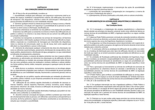 82
CARTILHADAACESSIBILIDADEANEXOI-DECRETO5.296/04
83
ANEXOI-DECRETO5.296/04CARTILHADAACESSIBILIDADE
Art. 9º A formulação, implementação e manutenção das ações de acessibilidade
atenderão às seguintes premissas básicas:
I - a priorização das necessidades, a programação em cronograma e a reserva de
recursos para a implantação das ações; e
II - o planejamento, de forma continuada e articulada, entre os setores envolvidos.
CAPÍTULO IV
DA IMPLEMENTAÇÃO DA ACESSIBILIDADE ARQUITETÔNICA E URBANÍSTICA
Seção I
Das Condições Gerais
Art. 10. A concepção e a implantação dos projetos arquitetônicos e urbanísticos
devem atender aos princípios do desenho universal, tendo como referências básicas as
normas técnicas de acessibilidade da ABNT, a legislação específica e as regras contidas
neste Decreto.
§ 1º Caberá ao Poder Público promover a inclusão de conteúdos temáticos referentes
ao desenho universal nas diretrizes curriculares da educação profissional e tecnológica e
do ensino superior dos cursos de Engenharia, Arquitetura e correlatos.
§ 2º Os programas e as linhas de pesquisa a serem desenvolvidos com o apoio de or-
ganismos públicos de auxílio à pesquisa e de agências de fomento deverão incluir temas
voltados para o desenho universal.
Art. 11. A construção, reforma ou ampliação de edificações de uso público ou coleti-
vo, ou a mudança de destinação para estes tipos de edificação, deverão ser executadas
de modo que sejam ou se tornem acessíveis à pessoa portadora de deficiência ou com
mobilidade reduzida.
§ 1º As entidades de fiscalização profissional das atividades de Engenharia, Arqui-
tetura e correlatas, ao anotarem a responsabilidade técnica dos projetos, exigirão a res-
ponsabilidade profissional declarada do atendimento às regras de acessibilidade pre-
vistas nas normas técnicas de acessibilidade da ABNT, na legislação específica e neste
Decreto.
§ 2º Para a aprovação ou licenciamento ou emissão de certificado de conclusão de
projeto arquitetônico ou urbanístico deverá ser atestado o atendimento às regras de
acessibilidade previstas nas normas técnicas de acessibilidade da ABNT, na legislação
específica e neste Decreto.
§ 3º O Poder Público, após certificar a acessibilidade de edificação ou serviço, deter-
minará a colocação, em espaços ou locais de ampla visibilidade, do“Símbolo Internacio-
nal de Acesso”, na forma prevista nas normas técnicas de acessibilidade da ABNT e na Lei
nº 7.405, de 12 de novembro de 1985.
Art. 12. Em qualquer intervenção nas vias e logradouros públicos, o Poder Público e
as empresas concessionárias responsáveis pela execução das obras e dos serviços garan-
tirão o livre trânsito e a circulação de forma segura das pessoas em geral, especialmente
das pessoas portadoras de deficiência ou com mobilidade reduzida, durante e após a sua
execução, de acordo com o previsto em normas técnicas de acessibilidade da ABNT, na
legislação específica e neste Decreto.
Art. 13. Orientam-se, no que couber, pelas regras previstas nas normas técnicas bra-
sileiras de acessibilidade, na legislação específica, observado o disposto na Lei nº 10.257,
de 10 de julho de 2001, e neste Decreto:
CAPÍTULO III
DAS CONDIÇÕES GERAIS DA ACESSIBILIDADE
Art. 8º Para os fins de acessibilidade, considera-se:
I - acessibilidade: condição para utilização, com segurança e autonomia, total ou as-
sistida, dos espaços, mobiliários e equipamentos urbanos, das edificações, dos serviços
de transporte e dos dispositivos, sistemas e meios de comunicação e informação, por
pessoa portadora de deficiência ou com mobilidade reduzida;
II - barreiras: qualquer entrave ou obstáculo que limite ou impeça o acesso, a liberda-
de de movimento, a circulação com segurança e a possibilidade de as pessoas se comu-
nicarem ou terem acesso à informação, classificadas em:
a) barreiras urbanísticas: as existentes nas vias públicas e nos espaços de uso público;
b) barreiras nas edificações: as existentes no entorno e interior das edificações de uso
público e coletivo e no entorno e nas áreas internas de uso comum nas edificações de
uso privado multifamiliar;
c) barreiras nos transportes: as existentes nos serviços de transportes; e d) barreiras
nas comunicações e informações: qualquer entrave ou obstáculo que dificulte ou impos-
sibilite a expressão ou o recebimento de mensagens por intermédio dos dispositivos,
meios ou sistemas de comunicação, sejam ou não de massa, bem como aqueles que
dificultem ou impossibilitem o acesso à informação;
III - elemento da urbanização: qualquer componente das obras de urbanização, tais
como os referentes à pavimentação, saneamento, distribuição de energia elétrica, ilumi-
nação pública, abastecimento e distribuição de água, paisagismo e os que materializam
as indicações do planejamento urbanístico;
IV - mobiliário urbano: o conjunto de objetos existentes nas vias e espaços públicos,
superpostos ou adicionados aos elementos da urbanização ou da edificação, de forma
que sua modificação ou traslado não provoque alterações substanciais nestes elemen-
tos, tais como semáforos, postes de sinalização e similares, telefones e cabines telefôni-
cas, fontes públicas, lixeiras, toldos, marquises, quiosques e quaisquer outros de nature-
za análoga;
V - ajuda técnica: os produtos, instrumentos, equipamentos ou tecnologia adapta-
dos ou especialmente projetados para melhorar a funcionalidade da pessoa portadora
de deficiência ou com mobilidade reduzida, favorecendo a autonomia pessoal, total ou
assistida;
VI - edificações de uso público: aquelas administradas por entidades da administra-
ção pública, direta e indireta, ou por empresas prestadoras de serviços públicos e desti-
nadas ao público em geral;
VII - edificações de uso coletivo: aquelas destinadas às atividades de natureza co-
mercial, hoteleira, cultural, esportiva, financeira, turística, recreativa, social, religiosa,
educacional, industrial e de saúde, inclusive as edificações de prestação de serviços de
atividades da mesma natureza;
VIII - edificações de uso privado: aquelas destinadas à habitação, que podem ser clas-
sificadas como unifamiliar ou multifamiliar; e
IX - desenho universal: concepção de espaços, artefatos e produtos que visam aten-
der simultaneamente todas as pessoas, com diferentes características antropométricas e
sensoriais, de forma autônoma, segura e confortável, constituindo-se nos elementos ou
soluções que compõem a acessibilidade.
 