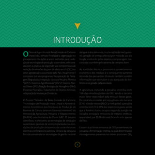 7
OPlanodeAgriculturadeBaixaEmissãodeCarbono
(Plano ABC) tem por finalidade a organização e o
planejamento das ações a serem realizadas para a ado-
çãodetecnologiasdeproduçãosustentáveis,seleciona-
das com o objetivo de responder aos compromissos de
redução de emissões de gases de efeito estufa (GEE) no
setor agropecuário, assumidos pelo País. Atualmente é
composto por sete programas: Recuperação de Pasta-
gens Degradadas; Integração Lavoura-Pecuária-Floresta
"(iLPF)" e Sistemas Agroflorestais "(SAF's)"; Sistema Plan-
tio Direto (SPD); Fixação Biológica de Nitrogênio (FBN);
Florestas Plantadas; Tratamento de Dejetos Animais;
AdaptaçãoàsMudançasClimáticas.
O Projeto "Pecuária de Baixa Emissão de Carbono:
Tecnologias de Produção mais Limpa e Aproveita-
mento Econômico dos Resíduos da Produção de
Bovinos de Corte e Leite em Sistemas Intensivos" do
Ministro da Agricultura, Pecuária e Abastecimento
(MAPA) uma iniciativa do Plano ABC. O projeto
identificou e selecionou as tecnologias de produção
sustentáveis passíveis de serem implantadas nas con-
dições de produção de bovinos de corte e leite em
sistemas confinados brasileiros. O foco da pesquisa
foi o de contemplar as tecnologias de gestão racional
INTRODUÇÃO
da água e dos alimentos, implantação de biodigesto-
res, geração de energia elétrica por meio do uso do
biogás produzido pelos dejetos, compostagem me-
canizada e também pelo sistema de compost barn.
As atividades descritas priorizam o aproveitamento
econômico dos resíduos e o consequente aumento
de renda dos pecuaristas. O estudo também contém
informações que estimulam o uso adequado do bio-
fertilizante gerado pela atividade.
A agricultura, incluindo a pecuária, contribui com
14% das emissões globais de GEE, sendo o terceiro
maior setor responsável pela emissão desses gases.
Do total de emissões antropogênicas de metano
(CH4) e óxido nitroso (N2O) a nível global, a pecuária
contribui com 35 e 65% dos respectivos gases, sendo
que a América Latina ocupa a segunda posição na
lista dos principais emissores de metano entérico,
responsável por 23,9% do total, ficando atrás apenas
da Ásia.
Existem duas fontes emissoras de GEE provenientes da
pecuária: a fermentação entérica, na qual determinados
microrganismos presentes no rúmen produzem CH₄
 