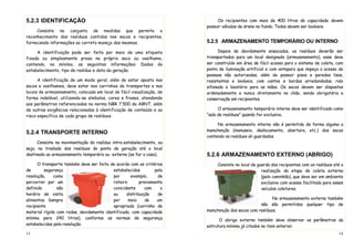 13
5.2.3 IDENTIFICAÇÃO
Consiste no conjunto de medidas que permite o
reconhecimento dos resíduos contidos nos sacos e recipientes,
fornecendo informações ao correto manejo dos mesmos.
A identificação pode ser feita por meio de uma etiqueta
fixada ou simplesmente presa no próprio saco ou vasilhame,
contendo, no mínimo, as seguintes informações: Dados do
estabelecimento, tipo de resíduo e data da geração.
A identificação de um modo geral, além de estar aposta nos
sacos e vasilhames, deve estar nos carrinhos de transportes e nos
locais de armazenamento, colocada em local de fácil visualização, de
forma indelével, utilizando-se símbolos, cores e frases, atendendo
aos parâmetros referenciados na norma NBR 7.500 da ABNT, além
de outras exigências relacionadas à identificação de conteúdo e ao
risco específico de cada grupo de resíduos.
5.2.4 TRANSPORTE INTERNO
Consiste na movimentação do resíduo intra-estabelecimento, ou
seja, no traslado dos resíduos do ponto de geração até o local
destinado ao armazenamento temporário ou externo (se for o caso).
O transporte também deve ser feito de acordo com os critérios
de segurança estabelecidos pela
resolução, como por exemplo, de
percorrer por um roteiro previamente
definido não coincidente com o
horário de visita ou distribuição de
alimentos. Sempre por meio de um
recipiente apropriado (carrinho de
material rígido com rodas, devidamente identificado, com capacidade
mínima para 240 litros), conforme as normas de segurança
estabelecidas pela resolução.
14
Os recipientes com mais de 400 litros de capacidade devem
possuir válvulas de dreno no fundo. Todos devem ser laváveis.
5.2.5 ARMAZENAMENTO TEMPORÁRIO OU INTERNO
Depois de devidamente ensacados, os resíduos deverão ser
transportados para um local designado (armazenamento), esse deve
ser construído em área de fácil acesso para o sistema de coleta, com
ponto de iluminação artificial e com anteparo que impeça o acesso de
pessoas não autorizadas, além de possuir pisos e paredes lisas,
resistentes e laváveis, com cantos e bordas arredondadas, ralo
sifonado e lavatório para as mãos. Os sacos devem ser dispostos
ordenadamente e nunca diretamente no chão, sendo obrigatória a
conservação em recipientes.
O armazenamento temporário interno deve ser identificado como
“sala de resíduos” quando for exclusivo.
No armazenamento interno não é permitida de forma alguma a
manutenção (manuseio, deslocamento, abertura, etc.) dos sacos
contendo os resíduos ali guardados.
5.2.6 ARMAZENAMENTO EXTERNO (ABRIGO)
Consiste no local de guarda dos recipientes com os resíduos até a
realização da etapa de coleta externa
(pelo caminhão), que deve ser em ambiente
exclusivo com acesso facilitado para esses
veículos coletores.
No armazenamento externo também
não são permitidos qualquer tipo de
manutenção dos sacos com resíduos.
O abrigo externo também deve observar os parâmetros da
estrutura mínima já citados no item anterior.
 