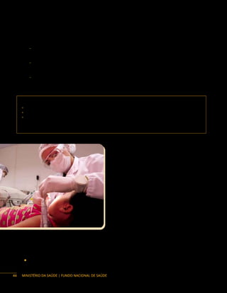 MINISTÉRIO DA SAÚDE | FUNDO NACIONAL DE SAÚDE
de Unidades Básicas de Saúde (UBS), (Origem: PRT GM/MS n.° 339/2013); Título II, Capítulo II,
Seção I – Do Componente Reforma do Programa de Requalificação de Unidades Básicas de
Saúde (UBS) (Origem: PRT GM/MS n.° 341/2013).
− Resolução CIT n.° 10, de 8 de dezembro de 2016. Dispõe complementarmente sobre o
planejamento integrado das despesas de capital e custeio para os investimentos em novos
serviços de saúde no âmbito do Sistema Único de Saúde (SUS).
− Resolução CIT n.° 13, de 23 de fevereiro de 2017, que dispõe sobre as diretrizes para o Transporte
Sanitário Eletivo destinado ao deslocamento de usuários para realizar procedimentos de caráter
eletivo no âmbito SUS.
− Resolução CIT n.° 22, de 27 de julho de 2017. Dispõe complementarmente sobre a execução dos
recursos financeiros transferidos pelo Ministério da Saúde para aquisição de equipamentos e
materiais permanentes, no âmbito da Portaria GM/MS n.° 3.134, de 17 de dezembro de 2013.
Contato da área responsável:
• Secretaria de Atenção Primária à Saúde (Saps)
• Departamento de Saúde da Família e Comunidade (Desco)
• Coordenação-Geral de Financiamento da Atenção Primária à Saúde (CGFAP)
Esplanada dos Ministérios, Anexo – Ala B, 4º andar, Brasília/DF – CEP: 70058-900
Telefone: (61) 3315-9077
Saúde Bucal – Brasil Sorridente
Descrição: a Política Nacional de Saúde Bucal
– Programa Brasil Sorridente constitui-se em uma
série de medidas que visam garantir ações de
promoção, prevenção e recuperação da saúde bucal
dos brasileiros, fundamental para a saúde geral
e a qualidade de vida da população. As principais
linhas de ação do programa são a reorganização da
Atenção Primária em Saúde Bucal, principalmente
com a implantação das equipes de Saúde Bucal na
Estratégia Saúde da Família (ESF); a ampliação e a
qualificação da atenção especializada, especialmente
com a implantação de Centros de Especialidades
Odontológicas (CEOs) e Laboratórios Regionais de
Próteses Dentárias (LRPDs), e a viabilização da adição
de flúor nas estações de tratamento de águas de
abastecimento público.
Os Centros de Especialidades Odontológicas (CEOs) são estabelecimentos de saúde, registrados
no Cadastro Nacional de Estabelecimentos de Saúde (Cnes), classificados como Clínica Especializada
ou Ambulatório de Especialidade. Os CEOs estão preparados para oferecer à população, no mínimo, os
seguintes serviços:
◆ Endodontia;
44
 