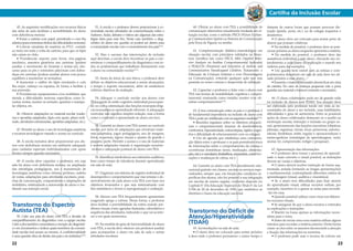 22 23
Cartilha da Inclusão Escolar
45. As seguintes modificações nos recursos físicos
das salas de aula facilitam a acessibilidade do aluno
com deficiência motora:
• Forrar a carteira com papel, prendendo-o com fita
adesiva(paraminimizarefeitosdasdificuldadesmotoras).
• Colocar canaletas de madeira ou P.V.C. cortado
ao meio em toda a volta da carteira, para que os lápis
não caiam no chão.
• Providenciar suporte para livros, vira-páginas
mecânico, assentos giratórios nas carteiras (podem
auxiliar o movimento de levantar e sentar-se), des-
canso para os pés e extensões adicionais com dobra-
diças em carteiras (podem auxiliar alunos com pouco
equilíbrio a manterem-se sentados).
• Aumentar o calibre do lápis enrolando-o com
fita crepe, cadarço ou espuma, de forma a facilitar a
sua preensão.
• Providenciar equipamentos e/ou mobiliário que
atenda a dificuldades motoras específicas como le-
vantar, sentar, manter-se sentado, apanhar e manipu-
lar objetos, etc.
46. Oferecer adaptações no material escolar (cader-
nos e apostilas adaptados, lápis com apoio, plano incli-
nado, atividades estruturadas, apostilas adaptadas, etc.).
47. Permitir ao aluno o uso de tecnologias assistivas
e recursos tecnológicos visando o acesso ao currículo.
48. A escola inclusiva deve proporcionar aos alu-
nos com deficiência motora um ambiente adequado
para cuidados especiais individualizados com apoio
técnico sempre quando necessário.
49. A escola deve capacitar o professor, em cuja
sala há aluno com deficiência motora, na ampliação
das estratégias pedagógicas, uso e manutenção de
tecnologias assistivas como órteses, próteses, cadeira
de rodas, adaptações para atividades escolares, pran-
chas de comunicação, computadores e adaptações de
mobiliário, estimulando a autonomia do aluno e me-
diando sua inserção social.
Transtorno do Espectro
Autista (TEA)
50. Cabe aos pais do aluno com TEA a decisão de
compartilhamento do diagnóstico com a equipe escolar.
Cabe a eles também consentirem a menção do diagnósti-
co em documentos e indicar quais membros da comuni-
dade escolar terá acesso ao mesmo. A confidencialidade
é uma questão ética de direito dos pais e do indivíduo22,23
.
51. A escola e o professor devem proporcionar à co-
munidade escolar atividades de conscientização sobre o
Autismo. Aulas, debates e vídeos são algumas das estra-
tégias úteis para esse fim. Neste caso também, o diag-
nóstico do aluno em questão só poderá ser aberto para
a comunidade escolar com o consentimento dos pais22,23
.
52. Para o sucesso das intervenções de inclusão
aqui descritas, a escola deve incentivar os pais a con-
sentirem o compartilhamento do diagnóstico com to-
dos os profissionais que trabalham diretamente com
o aluno na comunidade escolar22,23
.
53. Antes do início do ano letivo, o professor deve
definir os objetivos educacionais a serem alcançados,
o tempo e suporte necessários, além de estabelecer
critérios objetivos de avaliação.
54. Adequar o currículo escolar aos alunos com
TEA a partir do estilo cognitivo individual preocupan-
do-se com a estimulação das funções neuropsicológi-
cas necessárias ao aprendizado eficiente.A adequação
curricular não significa simples redução, mas a forma
como o conteúdo é apresentado ao aluno em foco.
55. Garantir ao aluno com TEA acesso ao currículo
escolar por meio de adaptações que envolvam mate-
riais adaptados, jogos pedagógicos, uso de imagens,
fotos, esquemas, signos visuais e ajustes de grande e
pequeno porte. Permitir o acesso e o uso de materiais
e móveis adaptados visando à organização sensório-
-motora e adequação postural do aluno com TEA.
56. Identificar intolerância aos estímulos auditivos,
bem como tempo de tolerância durante aprendizado
em sala de aula.
57. Organizar um sistema de registro individual de
desempenho e comportamento que vise retratar o de-
senvolvimento de cada aluno com TEA com base nos
objetivos levantados e que seja sistematizado com
fins estatísticos e levem à reprogramação e avaliação.
58. Alunos com TEA frequentemente apresentam
exagerado apego a rotinas. Dessa forma, o professor
deve facilitar a previsibilidade da rotina usando pre-
ditores visuais como agendas ilustradas, calendários e
sequência das atividades, indicando o que vai aconte-
cer e em quais momentos.
59. Na medida do grau de funcionalidade do aluno
com TEA, a escola deve oferecer um professor auxiliar
para acompanhar o aluno em sala de aula e outras
atividades escolares.
60. Ofertar ao aluno com TEA a possibilidade de
comunicação alternativa visualmente mediada em si-
tuação escolar, como o método PECS (Picture Exchan-
ge Communication System ou Sistema de Comunicação
pela Troca de Figura) ou similar.
61. Complementação didático-metodológica em
situação escolar com princípios validados na litera-
tura científica tais como PECS, ABA (Applied Beha-
vior Analysis ou Análise Comportamental Aplicada)
e TEACCH (Treatment and Education of Autistic and
Communication Handicapped Children, Tratamento e
Educação de Crianças Autistas e com Desvantagens
na Comunicação), evitando qualquer ação que seja
pautada no senso comum e desprovida de validação.
62. Capacitar o professor a lidar com o aluno com
TEA nas teorias de mutabilidade cognitiva e compor-
tamental, ensinando como instalar, manter e/ou eli-
minar comportamentos22,23
.
63. A boa comunicação entre os pais e o professor é
de fundamental importância na inclusão do aluno com
TEA e pode ser viabilizada com as seguintes medidas22,23
:
• Reuniões regulares sobre os objetivos educacio-
nais e comportamentais (manejo de desobediência,
confrontos, hiperatividade, estereotipias, rigidez cogni-
tiva e dificuldade de relacionamento com os colegas).
• Uso de agenda que estabeleça uma comunica-
ção diária entre o professor e os pais permitindo troca
de informações sobre o comportamento da criança e
ocorrências domésticas (sono, medicação, alimenta-
ção, etc.) e escolares (trabalhos, excursões, comemo-
rações e mudanças de rotina, etc.).
64. Garantir ao aluno com TEA atendimento edu-
cacional gratuito em classes, escolas ou serviços espe-
cializados, sempre que, em função das condições es-
pecíficas dos alunos, não for possível a sua integração
em escolas de ensino regular, conforme disposto no
Capítulo V (Da Educação Especial) do Título V da Lei
9.394 de 20 de dezembro de 1996, que estabelece as
diretrizes e bases da educação nacional.
Transtorno do Déficit de
Atenção/Hiperatividade
(TDAH)
65. Acomodações na sala de aula:
• O aluno deve ser colocado para sentar próximo
à área onde o professor permanece o maior tempo e
distante de outros locais que possam provocar dis-
tração (janela, porta, etc.) ou de colegas inquietos e
desatentos.
• O aluno deve ser colocado para sentar perto de
alunos que possam colaborar.
• Na medida do possível, o professor deve se posi-
cionar próximo ao aluno enquanto apresenta a matéria.
• Na medida do possível, o professor deve dar
assistência individual a este aluno, checando seu en-
tendimento a cada passo da explicação e usando seu
caderno para dar exemplos.
• Um quadro bem visível com as rotinas e com-
portamentos desejáveis em sala de aula deve ser afi-
xado próximo a esse aluno.
• Somente o material necessário deverá ficar em cima
da carteira. No caso de crianças pequenas vale a pena
guardar seu material e fornecer somente o necessário.
66. O aluno colaborador pode ser de grande valia
na inclusão de alunos com TDAH. Sua atuação deve
ser elaborada pelo professor tendo em vista as ne-
cessidades do aluno a ser incluído, suas habilidades,
dificuldades e grau de autonomia. Entre as possíveis
ações do aluno colaborador destacam-se o auxílio na
motivação escolar, interação e inclusão no grupo so-
cial, aprimoramento das funções executivas (objetivar,
planejar, organizar, iniciar, focar, perseverar, automo-
nitorar, flexibilizar, inibir, regular e operacionalizar) e
metacognitivas (estratégias de aprendizagem, ouvir,
anotar, ler, compreender, redigir e pesquisar).
67. Apresentação das informações:
• O professor deve tornar o processo de aprendi-
zado o mais concreto e visual possível, as instruções
devem ser curtas e objetivas.
• O aluno deverá receber instrução de forma seg-
mentada, seriada (evitando-se longas apresentações)
e multissensorial, contemplando diferentes estilos de
aprendizagem (visual, auditiva e cinestésica).
• Se o aluno tem dificuldades para fixar através
do aprendizado visual, utilizar recursos verbais, por
exemplo, incentiva-lo a gravar as aulas para recordá-
-las em casa.
• Quando possível utilizar cores vivas nos diferen-
tes recursos visuais.
• Se assegurar de que o aluno escutou e entendeu
as explicações e instruções.
• Manter na lousa apenas as informações neces-
sárias para o tema.
• Antes de iniciar uma nova matéria utilizar alguns
minutos para recordar a matéria anterior. Desta forma
criam-se elos entre os assuntos favorecendo a atenção
e fixação das informações na memória.
• O professor pode usar o recurso de colocar um
 