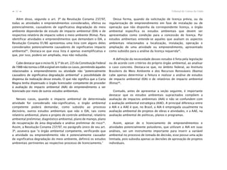 Tribunal de Contas da União32
n
n
Além disso, segundo o art. 3º da Resolução Conama 237/97,
todas as atividades e empreendimentos considerados, efetiva ou
potencialmente, causadores de significativa degradação do meio
ambiente dependerão de estudo de impacto ambiental (EIA) e de
respectivo relatório de impacto sobre o meio ambiente (Rima). Para
identificar atividades e empreendimentos que demandam o EIA, a
Resolução Conama 01/86 apresentou uma lista com alguns deles
considerados potencialmente causadores de significativo impacto
ambiental43
. Destaca-se que essa lista é apenas exemplificativa e
que, por isso, poderá ser ampliada, mas não reduzida.
Cabe destacar que o inciso IV, § 1º do art. 225 da Constituição Federal
de 1988 não tornou o EIA exigível em todos os casos, permitindo àqueles
relacionados a empreendimento ou atividade não “potencialmente
causadora de significativa degradação ambiental” a possibilidade de
dispensa da realização desse estudo. O que não significa que a Carta
Magna tenha dispensado o órgão licenciador competente de proceder
à avaliação do impacto ambiental (AIA) do empreendimento a ser
licenciado por meio de outros estudos ambientais.
Nesses casos, quando o impacto ambiental de determinada
atividade for considerado não-significativo, o órgão ambiental
competente poderá demandar, como subsídio ao processo
decisório, outros estudos ambientais que não o EIA, tais como
relatório ambiental, plano e projeto de controle ambiental, relatório
ambiental preliminar, diagnóstico ambiental, plano de manejo, plano
de recuperação de área degradada e análise preliminar de risco44
.
Assim, a Resolução Conama 237/97, no parágrafo único de seu art.
3º, assevera que “o órgão ambiental competente, verificando que
a atividade ou empreendimento não é potencialmente causador
de significativa degradação do meio ambiente, definirá os estudos
ambientais pertinentes ao respectivo processo de licenciamento.”
Dessa forma, quando da solicitação de licença prévia, ou da
regularização de empreendimento em fase de instalação ou de
operação que não disponha da correspondente licença, o órgão
ambiental especifica os estudos ambientais que devem ser
apresentados como condição para a concessão de licença. Por
estudos ambientais entende-se aqueles que avaliam os aspectos
ambientais relacionados a localização, instalação, operação e
ampliação de uma atividade ou empreendimento, apresentado
como subsídio para a análise da licença requerida45
.
A definição da necessidade desses estudos é feita pela legislação
ou de acordo com critérios do próprio órgão ambiental, ao analisar
o caso concreto. Destaca-se que, no âmbito federal, ao Instituto
Brasileiro do Meio Ambiente e dos Recursos Renováveis (Ibama)
cabe apenas determinar a feitura e realizar a análise de estudos
de impacto ambiental (EIA) e de relatórios de impacto ambiental
(Rima)46
.
Contudo, antes de apresentar a seção seguinte, é importante
destacar que os estudos ambientais supracitados compõem a
avaliação de impactos ambientais (AIA) e não se confundem com
a avaliação ambiental estratégica (AAE). A principal diferença entre
a AIA e a AAE é que, no Brasil, a AIA é empregada usualmente na
avaliação ambiental de projetos de obras e atividades, e a AAE, na
avaliação ambiental de políticas, planos e programas.
Assim, apesar de o licenciamento de empreendimentos e
atividades potencialmente poluidores, que utilizam a AIA em suas
análises, ser um instrumento importante para inserir a variável
ambiental no processo de tomada de decisão, esse possui uma ação
limitada, pois subsidia apenas as decisões de aprovação de projetos
individuais.
 