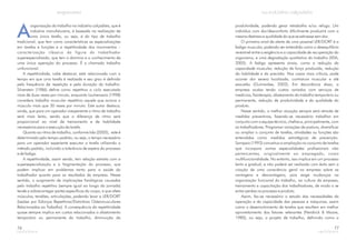 A
organização do trabalho na indústria calçadista, que é
indústria manufatureira, é baseada na realização de
uma única tarefa, ou seja, é do tipo de trabalho
tradicional, que tem como características as especializações
em tarefas e funções e a repetitividade dos movimentos –
caracterização clássica da figura do trabalhador
superespecializado, que tem o domínio e o conhecimento de
uma única operação do processo. É o chamado trabalho
unifuncional.
A repetitividade, cabe destacar, está relacionada com o
tempo em que uma tarefa é realizada e seu grau é definido
pela frequência de repetição e pela duração do trabalho.
Silverstein (1986) define como repetitivo o ciclo executado
mais de duas vezes por minuto, enquanto Louhevaara (1998)
considera trabalho muscular repetitivo aquele que aciona o
músculo mais que 30 vezes por minuto. Este autor destaca,
ainda, que para um operador inexperiente o ritmo de trabalho
será mais lento, sendo que a diferença de ritmo será
proporcional ao nível de treinamento e de habilidade
necessários para a execução da tarefa.
Quanto ao ritmo de trabalho, conforme Iida (2005), este é
determinado pelo tempo-padrão, ou seja, o tempo necessário
para um operador experiente executar a tarefa utilizando o
método padrão, incluindo a tolerância de espera do processo
e de fadiga.
A repetitividade, assim sendo, tem relação estreita com a
superespecialização e a fragmentação do processo, que
podem implicar em problemas tanto para a saúde do
trabalhador quanto para os resultados da empresa. Nesse
sentido, o surgimento de implicações fisiológicas causadas
pelo trabalho repetitivo (sempre igual ao longo da jornada)
tende a sobrecarregar partes específicas do corpo, e que afeta
músculos, tendões, articulações, podendo levar a LER/DORT
(Lesões por Esforços Repetitivos/Distúrbios Osteomusculares
Relacionados ao Trabalho). A consequência da repetitividade
quase sempre implica em custos relacionados a afastamento
temporário ou permanente do trabalho, diminuição da
76
produtividade, podendo gerar retrabalho e/ou refugo. Um
indivíduo com dor/desconforto dificilmente produzirá com a
mesma destreza e qualidade do que se estivesse sem dor.
O primeiro sinal de alerta de uma possível LER/DORT é a
fadiga muscular, podendo ser entendida como o desequilíbrio
reversível entre a exigência e a capacidade de recuperação do
organismo, e uma degradação qualitativa do trabalho (IIDA,
2005). A fadiga apresenta sinais, como a redução da
capacidade muscular, redução da força produzida, redução
da habilidade e da precisão. Nos casos mais críticos, pode
ocorrer dor severa localizada, contratura muscular e até
exaustão (Guimarães, 2002). Em decorrência disso, a
empresa acaba tendo custos variados com serviços de
medicina, fisioterapia, afastamento do trabalho temporário ou
permanente, redução de produtividade e da qualidade do
produto.
Nesse sentido, a melhor atuação sempre será através de
medidas preventivas, fazendo-se necessário trabalhar em
conjunto com a equipe técnica, chefias e, principalmente, com
os trabalhadores. Programar variações de postura, diversificar
ou ampliar o conjunto de tarefas, atividades ou funções são
entendidas como medidas estratégicas de prevenção.
Sampaio (1993) conceitua a ampliação no conjunto de tarefas
que incorpora outras especialidades profissionais não
pertencentes, originalmente ao empregado, como
multifuncionalidade. No entanto, isso implica em um processo
lento e gradual, e não poderá ser realizado com êxito sem a
criação de uma consciência geral na empresa sobre as
vantagens e desvantagens, pois exige mudanças na
organização funcional do trabalho, na cultura da empresa,
treinamento e capacitação dos trabalhadores, de modo a se
evitar perdas no processo e produto.
Assim, faz-se necessário o estudo das necessidades da
operação e da capacidade das pessoas e máquinas, assim
como o desenvolvimento de tarefas que resultem em melhor
aproveitamento dos fatores relevantes (Hendrick & Moore,
1980), ou seja, o projeto de trabalho, definindo como o
77
 