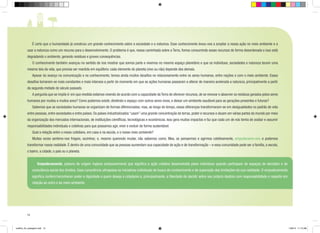 É certo que a humanidade já construiu um grande conhecimento sobre a sociedade e a natureza. Esse conhecimento levou-nos a ampliar a nossa ação no meio ambiente e a

usar a natureza como um recurso para o desenvolvimento. O problema é que, nessa caminhada sobre a Terra, fomos consumindo esses recursos de forma desordenada e isso está
degradando o ambiente, gerando resíduos e graves consequências.
	

O conhecimento também avançou no sentido de nos mostrar que somos parte e vivemos no mesmo espaço planetário e que os indivíduos, sociedades e natureza tecem uma

mesma teia da vida, que precisa ser mantida em equilíbrio: cada elemento do planeta (vivo ou não) depende dos demais.
	

Apesar do avanço na comunicação e no conhecimento, temos ainda muitos desafios no relacionamento entre os seres humanos, entre nações e com o meio ambiente. Esses

desafios tornaram-se mais constantes e mais intensos a partir do momento em que as ações humanas passaram a alterar de maneira acelerada a natureza, principalmente a partir
da segunda metade do século passado.
	

A pergunta que se impõe é: em que medida estamos vivendo de acordo com a capacidade da Terra de oferecer recursos, de se renovar e absorver os resíduos gerados pelos seres

humanos por muitos e muitos anos? Como podemos existir, dividindo o espaço com outros seres vivos, e deixar um ambiente saudável para as gerações presentes e futuras?
	

Sabemos que as sociedades humanas se organizam de formas diferenciadas; mas, ao longo do tempo, essas diferenças transformaram-se em desigualdades no padrão de vida

entre pessoas, entre sociedades e entre países. Os países industrializados “usam” uma grande concentração de terras, poder e recursos e atuam em várias partes do mundo por meio
da organização dos mercados internacionais, de instituições científicas, tecnológicas e econômicas. Isso gera muitos impactos e faz que cada um de nós tenha de avaliar e assumir
responsabilidades individuais e coletivas para que possamos agir, viver e evoluir de forma sustentável.
	

Qual a relação entre o nosso cotidiano, em casa e na escola, e o nosso meio ambiente?

	 Muitas vezes sentimo-nos frágeis, sozinhos; e, mesmo querendo mudar, não sabemos como. Mas, se pensarmos e agirmos coletivamente, empoderamo-nos e podemos
transformar nossa realidade. É dentro de uma comunidade que as pessoas aumentam sua capacidade de ação e de transformação – e essa comunidade pode ser a família, a escola,
o bairro, a cidade, o país ou o planeta.

	 Empoderamento, palavra de origem inglesa (empowerment) que significa a ação coletiva desenvolvida pelos indivíduos quando participam de espaços de decisões e de
consciência social dos direitos. Essa consciência ultrapassa as iniciativas individuais de busca de conhecimento e de superação das limitações da sua realidade. O empoderamento
significa conferir/reconhecer poder e dignidade a quem deseja a cidadania e, principalmente, a liberdade de decidir sobre seu próprio destino com responsabilidade e respeito em
relação ao outro e ao meio ambiente.

12

cartilha_A4_paisagem.indd 12

1/28/13 11:13 AM

 
