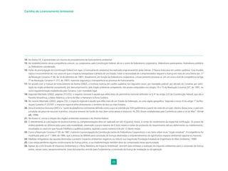 26
Cartilha de Licenciamento Ambiental
14. No Anexo VII, é apresentado um resumo do procedimento de licenciamento ambiental.
15. Ao estabelecimento dessa competência comum, ou cooperativa, pela Constituição Federal, dá-se o nome de federalismo cooperativo, federalismo participativo, federalismo solidário
ou federalismo coordenado.
16. Antes da promulgação da Constituição Federal em vigor, o licenciamento ambiental era realizado originariamente pelas Oemas. O Ibama licenciava em caráter supletivo. Esse modelo
trazia o inconveniente de, nos casos em que o impacto extrapolasse o âmbito de um Estado, haver a necessidade de o empreendedor requerer a licença em mais de uma Oema (art. 2º
da Resolução Conama nº 06, de 16 de setembro de 1987). Atualmente, em função do federalismo cooperativo, o licenciamento processa-se em um único nível de competência (artigo
7º da Resolução Conama nº 237, de 1997), trazendo segurança e transparência ao processo de licenciamento.
17. De acordo com o manual de licenciamento do Ibama (2002), o Instituto licencia em caráter supletivo nos seguintes casos: por mandado judicial; por decisão do Conama; por solici-
tação do órgão ambiental competente; por descumprimento, pelo órgão ambiental competente, dos prazos estipulados nos artigos 14 e 15 da Resolução Conama 237, de 1997, ou
outra regulamentação estabelecida pelo Conama; e por mandado legal.
18. Segundo Machado (2002), páginas 251/252, o impacto nacional é aquele que afeta áreas do patrimônio nacional definidas no § 4º do artigo 225 da Constituição Federal, que são a
Floresta Amazônica, a Mata Atlântica, a Serra do Mar, o Pantanal e a Zona Costeira.
19. No mesmo Machado (2002), página 252, o impacto regional é aquele que afeta mais de um Estado da Federação, ou uma região geográfica. Segundo o inciso III do artigo 1º da Res-
olução Conama nº 237/97, o impacto regional afeta diretamente o território de dois ou mais Estados.
20. Zona Econômica Exclusiva (ZEE) é a “parte da plataforma continental definida como a que se estende por 320 quilômetros a partir da costa de um país. Dentro dessa zona, o país tem
jurisdição da pesca de recursos marinhos, inclusive minerais do fundo do mar, bem como peixes e moluscos. As ZEEs foram estabelecidas pela Conferência sobre a Lei do Mar”. (Art et
alli, 1998)
21. No Anexo IV, consta a relação dos órgãos ambientais estaduais e do Distrito Federal.
22. O atendimento às solicitações de esclarecimentos ou complementações deve ser realizado em até 4 (quatro) meses, a contar do recebimento da respectiva notificação. Os prazos de
análise poderão ser diferenciados para cada modalidade, observado o prazo máximo de 6 (seis) meses a contar do protocolo do requerimento até seu deferimento ou indeferimento,
ressalvados os casos em que houver EIA/Rima e audiência pública, quando o prazo máximo é de até 12 (doze) meses.
23. Como a Resolução Conama nº 09, de 1987, é anterior à promulgação da Constituição (antes do Federalismo Cooperativo), o seu texto refere-se ao “órgão estadual”. A competência foi
modificada pela Lei nº 7.804, de 1990, que a atribuiu ao IBAMA para concessão de licenças destinadas a empreendimentos de significativo impacto ambiental regional ou nacional.
24. Medidas mitigadoras são aquelas destinadas a prevenir impactos ambientais negativos ou reduzir sua magnitude (Fundação Estadual de Engenharia do Meio Ambiente, 1990).
25. Caso esteja pendente alguma condicionante da licença prévia, a sua implementação também deve ser comprovada nessa oportunidade.
26. Apesar de o EIA (Estudo de Impactos Ambientais) e o Rima (Relatório de Impacto Ambiental) servirem para embasar a avaliação de impactos ambientais para a concessão da licença
prévia, nesses casos, excepcionalmente, esses documentos servirão para fundamentar a concessão da licença de instalação ou de operação.
 