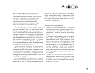 71
Estructuras Tipo E1. Pavimentos articulados
Los pavimentos articulados son aquellos en los que la capa
superior está constituida por elementos prefabricados
como losetas o adoquines, de espesor homogéneos,
apoyados sobre una capa de arena que permite el
acomodamiento de las piezas ante la acción de carga y
que en consecuencia le da el nombre de articulada.
Una capa de arena se apoya sobre la capa de
sub-base granular y ésta, a su vez, sobre el suelo
de cimentación, mejorado o no. No se emplean ma-
teriales cementantes para fijar los elementos prefa-
bricados, que pueden ser de concreto, arcilla cocida
o piedra cortada, entre otros. La forma y dimensio-
nes de los elementos prefabricados se condicionan
a la posibilidad de su manejo en obra. La trabazón
de las piezas se garantiza mediante un sello de are-
na que se aplica entre sus juntas, el espesor de las
piezas y su patrón de instalación.
Estos pavimentos requieren de elementos de
confinamiento para garantizar trabazón de las
piezas en un área determinada, instalados sobre
la capa de sub-base granular. Los granulares de
apoyo pueden ser mejorados, lo cual puede no ser
necesario en las estructuras en donde la carga es
esencialmente peatonal.
Se definen aquí las especificaciones y procesos
constructivos correspondientes a la ejecución de
superficies de piso en losetas prefabricadas o en
adoquín de concreto o de arcilla (ver aparte A. Ta-
bletas, adoquines y losetas). Estos procesos supo-
nen la adecuación previa de la estructura de sub-
base granular, de acuerdo con lo definido en la par-
te inicial de este capítulo.
Especificaciones de los materiales
•	 Los pisos en losetas prefabricadas o en adoquín
se deben instalar sobre una capa de arena de ni-
velación. Se debe evitar hacer instalaciones so-
bre mortero. Las juntas deben ser selladas con
arena.
•	 La arena que se utilice para la capa de nivelación
debe ser gruesa y limpia, preferiblemente de río
(natural) aunque puede ser de trituración (fabri-
cada). No debe contener materiales sólidos conta-
minantes ni residuos vegetales. Su granulometría
debe estar dentro de los límites presentados en
las tablas 700.1 y 701.1 de la sección 700 del ma-
nual IDU MG-IC-010: ET-2011, en su versión vi-
gente, siendo preferible que el contenido que pasa
por el tamiz 75µm sea lo más cercano que se pue-
da a cero (0).
•	 Los adoquines de concreto deben cumplir con las
especificaciones definidas en el aparte A. Table-
tas, adoquines y losetas. Los adoquines de arci-
lla deberán cumplir con las especificaciones téc-
nicas de la NTC 3 829.
 
