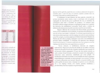 t•1~itl .11li1 :1 kançou 393.233.
jprc~11~ (u11 rl cclctistas e
i, I 1n,o, (> l"l'IHltmento real
i.-, c111 rd:1<;ão a 2005, o
r 11 oil.o do país. Os
)ii.,11.11,;10 Publica (+10.441
11 1''. 11)' 11 Sl'lor de Serviços
lf!tHlll:1d11 nq~ativo foi a
!Slt.18 I~ 11 mais (-13,70% em
1
"••1•(111 Variação
•11!!IUll Relativa(%)
214 38,21
~.1~2 5,37
l'l'I 4,17
;--- •I 7.lH -13,70
- 'l.'171 11,84
......... 11.1109 8,65
!o--
10.-111 8,22
112 2,92
r-- 2tl.llli 7,11
111111 l .111c1ra assinada cm
11111.11-. 1k-sligm11entos que
1~ 11 111l 1ctclo de trabalho
.1111! c1.1n1 1;11 .1111 <le forma
ill!lr1hri:11los com carteira
111' ~·"!Kr·~do. A economia
1.ii... 011 sqa, c.1uc possuem
i1 111 ~1110, por exemplo, faz
11111, prtparan<lo-se para a
1'Ht1n'iciro contrata, para
n Ver: IBGE Economia
Informal Urbana -
2003 e As Micro e
Pequenas Empresas
Comerciais e de
Serviços no Brasil,
2005 e Caetano1
t..uciana. Uma análise
do mercado de
trabalho informal no
Estado de Alagoas
(dissertação de
mestrado), Ufal, 2005.
algumas tarefas agrícolas, a partir de maio e acelera as admissões em agosto e
setembro para o corte da cana. O comércio também contrata mais em
novembro, antevendo as vendas de fim de ano.
A combinação de mais dinâmica nas áreas agrícola, comercial e de
serviços movimenta outros setores, como a construção civil, um grande
empregador de mão-de-obra pouco qualificada. Por isso, as estatísticas de
contratações entre maio e novembro são positivas, e os números entre
dezembro e abril são sempreruins para os empregados, porque esse é o período
das demissões dos trabalhadores contratados. Sendo assim, o número de
admissões deverá aumentarem junho num ritmo ma.is forte até novembro.
Alagoas é diferente das economias mais desenvolvi<las, que possuem
muitos setores estabilizados seja na indústria, na agricultura diversificada ou no
setor de serviços mais amplo e sofisticado. A economia regional precisava ter
mais secores estáveis para que o rúvcl de emprego não sofresse tantas mudanças
assim. Por exemplo,as sessentaempresas do Distrito Tndustrial doTabuleiro do
Marlins não têm safra ou estação, empregam o ano todo e seus trabalhadores
possuem relativa estabilidade. A construção civil apresenta uma alteração
mensal muito pequena. O comércio tradicional sofre uma ·ariaçào no nível de
emprego, mas não tão forte como a agricultura ou o turismo.
4
'
Nessas variações, os trabalhadores informais são atingidos
indiretamente. Alagoas tem uma força de trabalho de um milhão e trezentas
mil pessoas, das yuais 900 mil estão ocupadas, trabalhando, mas somente 393
mil possuem vínculo empregatício. Os que não têm carteira assinada ou
outro contrato formal formam a maioria do conjunto dos empregados e
sobrevivem como autônomos, trabalhando por conta própria. Os
trabalhadores informais concentram-se nas atividades dos micro e pequenos
empreendimentos comerciais, na autoconstrução e nos serviços. As safras
ou estações influenciam esse mercado. Quando a economia melhora, eles
podem ganhar um pouco mais e empregar um parente ou um conhecido;
não é um emprego formal, com carteira, garantias trabalhistas e
previdenciárias, mas uma ocupação, cmgeral temporária.
103
 