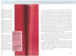 ante nns1 •1 - " dos jornais
11118 n11'il11plas dificuldades
lnc11111cmos oficiais; assim
,ri,Íf1 11.1c1onal, muito mais
~11i tit ,11 iv:1 (1ue a de alguns
1 ,1l.1g11anos cm instituições
11, 111, de: forma ainda mais
111 e1s ind1cadores sociais e
llVl't 11:111H:ntais, as recentes
kdn:1is são documentos a
1 1:111 dados - índices sobre
111.11,ut:s confiáveis sobre o
1r,ult.ldos dessas pesquisas
.h d.idos detalhados sobre a
• tl)•tt11u1 forma, à falta de
11111 ., disso, parte desse
111, • 11~:-, t:staduais, que, por
l.1gc1;1s, ainda que tenha
1fcli11rn.:nte, com índices
li~ 111a. Na verdade, o ano
1i1:1i; ,, confirmação dos
.1111 o Esrado de Alagoas
do unrn reflexão sobre as
111u 1110 rcgional.
45
el 'l eh: desenvolvimento
~ dt 1110rtalidade infantil,
111lc1 ;t maior do país, mais
ii.;11111 da população acima
111111m do país. Os outros
.s No estudo
Competitividade dos
Estados, realizado pela
FEE, em 2006, que
analisa as condições
sociais, mais a infra-
estrutura e o mercado
local, Alagoas ftcou no
22º lugar. Disponivel
em:
http:www.fee.rs.gov.br
"'Ver olivro AVlt6rla
da Vida. Redução da
mortalidade Infantil
em Alagoas, de
Samarone Uma, Unicef,
Recife, 2005.
As carências apontadas na Pesqwsa Nauonal por  mostragc.:m de
Domicílios, realizada pelo IBGE em 2007, confirmam outros estudos e
demonstram que, contra a visão liberal de estado mínimo, Alagoas necessita
de uma máquina pública maior e com mais qualidade. Cortar cargos ou
reduzir a folha de pessoal como solução para os problemas financeiros do
Estado é ilusão. Contrariamenteao que se divulga, o número de funcionários
públicos, em Alagoas, é pequeno. São apenas 56 mil servidores estaduais
ativos para uma população de mais de 3 milhões de pessoas. É preciso
ampliar o quadro de servidores para garantir segurança à tota)jdade da
população; para realizar o trabalho de saúde pública aos 2,8 milhões de
alagoanos que não podem pagar serviço de assistência médica privada; para
ofertar ensino de qualidade aos mais de um milhão de jovens estudantes na
escola pública; para formalizar parcerias e atender mais de cem mil famílias
carentes de habitação digna; para dar o apoio técnico e creditício para mais de
100 mil familias de pequenos agricultores, além de financiamento e apoio
legal para mais de 260 mil trabalhadores autônomos, etc. A máquina atual,
pelo tamanho e qualificação, não pode cumprir essas tarefas.
Como a superação desse quadro exige muitos recursos e uma
estrutura complexa, e o Estado de Alagoas não tem essa capacidade
financeira nem estrutural, é indispensável a aproximação com o Governo
federal. Na tarefa de romper os pontos visíveis do atraso socioeconômico a
conexão com Brasília é um bom caminho para que Alagoas possa, nos
próximos anos, mostrarmelhores resultados.
Os resultados negativos são, paradoxalmente, pontos a favor numa
parceria com a União. Aprofundara aliança com o Governo federal éuma ação
estratégica para superar os pontos críticos do desenvolvimento no Estado.
Apesar dos investimentos públicos nos últimos anos, apesar dos esforços das
secretarias estaduais e das Prefeituras de muitos municípios, os índices
continuam mostrando a necessidade de fortalecer ainda mais essa parceria
estratégica. As razões são várias:
121
 