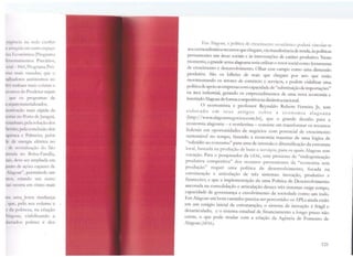 urgtnn.1 na rede escdlar
,u111g1da cm curto espaço
illíll 1kc1nt>mica (Programa
 m;l~ ntamcntos Precários,
icrnl - PSI 1, Programa Pró-
Clhll 111;1is ousadas; que o
,111ll111d11n:s autônomos no
 1IB lt nh:im mais volume e
c1111s11s do Prodetur sejam
1 ljlll rn. programas de
11.,,1.1111 materializados.
11:.;1t1v11~ ''º mais rápida da
ifit 1,1:-. nc > Porto deJaraguá,
í~su11 l11:11s, pela solução dos
Scr1íl11; pd.t conclusão dos
1pi1111;11 e Palmeira; pelos
lc eh: l'IH.rgia elétrica no
1 de rc,·i1.1hzação <lo São
i11111da 1m Bolsa-Familia,
i;1i11, dlWl su ampliada cm
j111111.1 d~ ;1ções capazes de
lagoas", permitindo um
111n~· rrl.111do um outro
'·'" '" 111 rn cm ritmo mais
ll'il 11111a lenta mudança
1 q1H, pelo seu volume e
I•d.t pobreza, na criação
l:1g11ns, viabilizando a
d:iri:ulos pobres e dos
f.'m Afago~«. a politica de crescimento econônucu poderá  im.:ular-se
aos e>..traor<linários recursos que chegam, via transferência de renda,às politicas
permanentes nas áreas sociais e às intervenções de caráter produtivo. Neste
momento, agrande arma alagoana seria utilizaro vetor social como ferramenta
de crescimento e desenvolvimento. Olhar esse campo como uma dimensão
pro<lutiva. São os bilhões de reais que chegam por ano que estão
movimentando os setores de comércio e serviços, e podem viabilizar uma
política de apoio as empresas comcapacidade de "substituiçãode importações"
na área industrial, gerando os empreendimentos de uma nova economia e
inserindo Alagoas de forma competitivana din,1.micanacional.
O economista e professor Reynaldo Rubem Ferreira Jr, tem
colocado cm seus artigos sobre a economia alagoana
(http://www.alagoasnegocios.com.br), c1ue o grande desafio para a
economia alagoana - e nordestina - consiste cm transformar os recursos
federais em oportunidades de negócios com potencial de crescimento
sustentável no tempo, fazendo a economia transitar de uma lógica de
"subsídio ao consumo" para uma de inversão e diversificação <la estrutura
local, baseada na produção de bens e serviços, para os quais Alagoas tem
vocação. Para o pesquisador da UPAL, esse processo de "endogenizaçâo
produtiva competitiva" dos recursos provenientes <la "economia sem
produção" requer uma política de desenvolvimento, focada na
cstrururação e articulação de três sistemas: inovação, produtivo e
financeiro; e que a implementação de uma Política de D esenvolvimento
ancorada na consolidação e articulação desses três sistemas exige tempo,
capacidade de governança e envolvimento da sociedade como um todo.
Em Alagoas um bom caminho precisa ser percorrido: os APLs ainda estão
em um estágio inicial de estruturação; o sistema de inovação é frágil e
desarticulado; e o sistema estadual de financiamento a longo prazo não
existe, o c1uc pode mudar com a criação da Agência de Fomento de
Alagoas (AFAL).
125
 