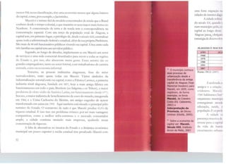 menor PIB, nessa classificação, têm uma economia menor que alguns bairros
da capital, como, porexemplo, oJacintinho.
Maceió é o retrato fiel do modelo concentrador de renda que o Brasil
conhece desde o tempo colonial, e que mantém os seus traços mais fortes no
Nordeste. A concentração de terra e de renda tem a correspondência na
concentração espacial. Com um terço da população total <le Jlagoas, a
capital tem, em primeiro lugar, o privilégio de, desde o século XlX, centralizar
quase toda a administração federal e estadual, além da sua própria Prefeitura.
São mais de 80 mil funcionários públicos vivendo na capital. Uma entre cada
três famílias na capital tem um servidor público.
Segundo, ao longo de décadas, implantaram-se em Maceió um setor
de serviços e uma rede comercial desenhados para servir a todas as regiões
do Esta<lo e, por isso, eles absorvem muita gente. Esses setores são os
grandes empregadores, tanto no setor formal, com trabalhadores de carteira
assmada, como na economia mformal.
Terceiro, as poucas indústrias alagoanas, fora do setor
sucroalcooleiro, estão quase todas em Maceió. Vários símbolos da
industrialização setorial estão na capital, como a Fábrica Carmen, a primeira
in<lústria têxtil alagoana, funda<la em 1857, hoje a mais antiga fábrica cm
funcionamento cm todo o país; Braskem (ex-Salgema c ex-Triken), a maior
produtora de cloro sódio da América T.atina, em funcionamento desdi.: 1977,
Sococo, a maior indústria de beneficiamento de coco do mundo, inaugurada
em 1966; e a Usina Cachoeira do Meirim, um antigo engenho de açúcar
transformado em usina em 1959. Aqui também está situado o principal pólo
turístico do Estado. O somatório de tudo é que Maceió produz 43,5% da
riqueza cstaduaL E isso traz um problema crônico: por ter mais vantagens
competitivas, como a melhor infra-estrutura e o mercado consumidor
amplo, a cidade continua atraindo mais empresas, ajudando nessa
concentração de riquezas.
A falta dc alternativas no interior do Estado e a dinâmica econômica
municipal um pouco superior à média estadual têm penali7.ado Maceió com
32
ia O município conhece
esse processo de
urbanização desde a
transferência da antiga
e.apitai de Alagoas (hoje
Marechal Deodoro) para
Maceió, em 1839, como
registram, de forma
exemplar, os livros
Maceió, de Craveiro
Costa (Ed. Catavento,
2002) e
Interpretação da
Provfncia, de Dirceu
Lindoso (Edufal, 2005).
19
Sobre a economia da
e.apitai ver: Maceió.
Século XXI. Instituto
Amon de Mello, 2007.
uma forte migra~·ao 111
cidades do interior al.11~1 i
A cidade sofH 11
do século XX, quando 1:
num município-pc'>l11, l 11
capital ao longo dt·sM
Alagoas passa, obrigat11
estratégiade dest:nvolv11
ALAGOAS E MACl~ I(
ANO AI~
1960
1970
1980
1991
2007 1
1
Fonte: IBGE (2007)
A acekrada 11
antigos e a cr1:u,.1< 1
evidentes. Mnn.i11
1700 habitantcs/k111;
orçamento muninp.1
conseguiram :11u1d11
educação, saC1dt, t•
população. E os pn1l1
J cidack u
presença masst •• d1
trouxe para a tapitnl
da vida de lrnil'll
crescimento urh.11111
 
