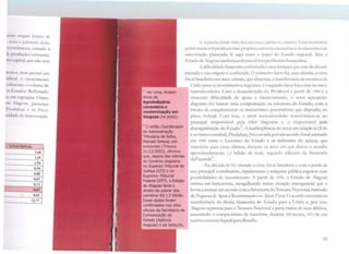 ICttl• 1 1n1ut 1 fontc.:s de.:
1•1111~1r;1 dda!->.
1 1 11111111uros, criando a
lc p 11.1cl11c, lo/consumo,
111'' .1p1t.tl, que não tem
11;11111s, nem possui um
ti fic;:u 11 ercscimento
11wl111t•n lt', o volume de
u :i F· tados. Refletindo
I'-• rn1 c1ptaçào. Outro
•11 1 lagoas, presença
Pr •1d11 l>.111 t. J L· Previ
11:icl uh dt·111tervcnção
1 •í~NACIOSAL
3,60
2,49
1,94
0,94
0,88
0,87
1
0,73
0,67
~
0,6S
1
12,77
11
Ver Lima, Araken
Alves de.
Agroindústria
canavieira e
modernização em
Alagoas.(no prelo).
t
2
oentão Coordenador
de Administração
Tributária da Sefaz,
Manoel Omena, em
entrevista (Tribuna
21/12/2002), afirmou
que, depois das vitórias
do Governo alagoano
no Superior Tribunal de
Justiça (STJ) e no
Supremo Tribunal
Federal (STF), o Estado
de Alagoas teria o
direito de cobrar dos
usineiros R$ 1,5 bilhão.
Esses dados foram
confirmados nos sites
oficiais da Secretaria de
Comunicação do
Estado (Agência
Alagoas) e da Sefaz/AL.
-segunda fonte viria dos recursos públicos. estatais. Cma economia
pobre ten<le a reproduzir suas próprtas carências na ausência de elementos de
intervenção planejada. E aqui entra o papel do Estado regional. ~!as o
Estado de Alagoas também enfrenta sérios problemas financeiros.
Adificuldade financeira enfrentada é uma herança queYém <la década
passada e sua origem é conhecida. O primeiro fator foi, sem dúvida, a crise
fiscal brasileira nos anos oitenta, que diminuiu a transferência de recursos da
União para os investimentos regionais. O segundo fator foi a crise no setor
sucroalcoolciro. Com a desaceleração do Proálcool a partir <le 1986 e a
crescente dificuldade <le apoio e financiamento, o setor açucareiro
alagoano foi buscar uma compensação na eslrutura do Estado, com o
intuito de complementar os mecanismos paternalistas l]Ue dispunha no
plano federal. Com isso, o setor sucroalcooleiro transformou-se no
principal responsável pela crise alagoana e o responsável pela
desorganização do Estado". A inadimplência do setor em relação à CEAL
e ao banco estadual, Produban, foi coroa<la por um acordo fiscal assinado
em 1989 entre o Governo do J~stado e as indústrias do açúcar, que
transferiu para essas últimas, durante;: os anos cm que durou o acordo,
apr0>..imadamente 1,5 bilhão de reais, segundo cálculos da Secretaria
daFazcnda.?1.
Na <lécada de 90, vivendo a crise fiscal brasileira e com a perda de
seu principal contribuinte, rapidamente a máquina pública esgotou suas
possibilidade:. de investimento. J partir de 1996, o Estado de Alagoas
entrou em bancarrota, mergulhando numa situação emcrgencial que o
levou a assinar um acor<lo com a SecretariadoTesouro Nacional, batizado
de Pro,gra!Jla de Apoioà Reestmt11ração eao, y11ste Piscai. O acordo consistiu na
transferência da dívida financeira do Estado para a "Cnião e, por isso,
Alagoas repassou para o Tesouro Nacional a parte maior de seus débitos,
assumindo o compromisso de transferir, durante 360 meses, 15rY;, de sua
receita corrente líguida para Brasília.
39
 