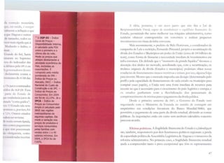 da 1· 1_11 rt•<;ão monetária.
q··~ -·-- mérf , >emprc
•i.tl111111tt: a inflação e que
111111.•L1~oas e outros
cl1~ 1:1111.1nho, to<los os
l.l~n: t ' mais rápido que a
~lwlando o índice, o
.il lllÍ1
Cl':111dl' do Sul, Santa
b1111arn no Supremo
1.1c1 do indexador das
tSdt lutos pelo TPCA ou
'1·· • e'' l rru <lores desses
' dt·dan11úria contra a
l'llllllllCS do IC.IS das
r..< >s j11rns contratados
11.ulns do IGP-01. Essa
p :11 tl do Estado <le
I'tl! t:i-1.1l>clecia juros de
r1111.1tb . conta gráfica",
'11'1. <l l'.stado não teve
'm11111ssc 11:, por isso, foi
.,., ... <lutros estados
1f11 l1•1n i.l'r revistas.
ílc~ 11·111lt1 mrrmteliquida,
1110 com >pagamento
11' w 1i'.:m percentuais
,,._, ol11 Íl'.atória, como
l'1'1111-i1kradas receitas
24
O IGP-DI- Índice
Geral de Preços -
Disponibilidade Interna,
é calculado pela f'GV
entre o primeiro e o
último dia do mês.
Mede os preços que
afetam diretamente a
atividade econômica do
País, excluídas as
exportações. É
composto pela média
ponderada do IPA -
Índice de Preços no
Atacado, INCC - Índice
Nacional do Custo da
Construção e do IPC -
Índice de Preços ao
Consumidor. Em 2004
ele foi de 12,13%. Já o
IPCA - Índice de
Preços ao Consumidor
Amplo é calcutado pelo
IBGE nas regiões
metropolitanas de
algumas capitais. Ele
mede a variação nos
preços de produtos e
serviços consumidos
pelas famílias com
rendas entre 1 e 40
salários mínimos. Em
2004, o IPCA foi de
7,60%.
A 1dé1a, portanto, é um novo pacto gue não fira a Lei de
Kesponsab1hdade hscal, capaz <lc restabch:c<::1 o cywlíbriu financeiro do
Estado, permitindo-lhe tanto melhorar sua máquina administrativa, como
também oferecer contrapartidas em com·ênios <:: realizar pequenos
investimentos em obras de infra-estrutura.
Mais recentemente, o prefeito de Belo Horizonte, e coordenador da
campanha de Lula a reeleição, Fernando Pimentel, propôs a securitização <la
<lívida dos Estados e Municípios cm poder da União (cerca de 200 bilhões de
reais), como forma de financiar a necessidade imediata de investimentos cm
infra-estrutura. Ele defenc.le que o "momento de grande liquidez" favorece a
absorção dos títulos no mercado, acreditando <..Jue, com a securiti;i:ação, os
titulares originais da <lívida (Estados e municípios) poderiam obter novas
condições de financiamento menos restritivas e teriam, por isso, alguma folga
para investir. Mesmo que o mercado imponha um deságio (determinado pelo
perfil e pela capacidade de financiamento de cada estado ou município para
comprar esses papt:is), a União terá uma fonte imediata de recursos para
investir no que é necessário para o crescimento do país: logística e energia; e
os estados ganhariam com a flexibilização dos percentuais de
comprometimento de receitas para o pagamento da<lívida pública.
Desde o primeiro semestre de 2007, o Governo do Estado vem
negociando com o Jilinisrério da Fa:r.enda no sentido de conseguir um
empréstimo em condições favoráveis do Banco Mundial/BlRD, que
permitiria o pagamento de uma parte e.la dívida estadual, aliviando as contas
públicas. As negociações estão cm curso sem nenhum calendário concreto
para esse acordo.
Efeitos políticos. A fragilidade financeira do Estado e a.federalizaçào
são, também, responsáveis por dois fenômenos políticos regionais: a perda
de capacidade política da Assembléia Lcgislati,Ta de Alagoas e o insucesso da
reforma administrativa. No primeiro caso, a fragilidade financeira estadual
ajuda a compreender tanto o peso excepcional que têm os representantes
47
 