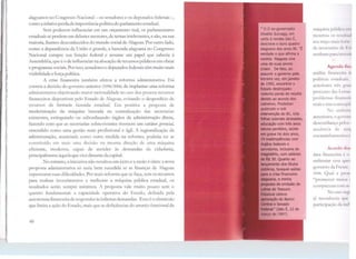 ~
lL
alagoanos no Congresso Nacional- os senadores e os deputados federais-,
como a relativa perdade importânciapolíticado parlamento estadual.
Sem po<lcrcm influenciar cm um orçamento real, os parlamentares
estaduais se perdem em debates menores, de temas irrelevantes, e são, na sua
maioria, ilustres desconhecidos do mundo social de Alagoas. Por outro lado,
como a dependência da União é grande, a bancada alagoana no Congresso
Nacional cumpre sua função federal e assume um papel que caberia à
Assembléia, que é o deinfluenciar na alocação de recursos públicos em obras
e programas sociais. Por isso, senadores e <leputados federais têm muito mais
visibilidade e força política.
A crise financeira também afetou a reforma administrativa. Foi
correta a decisão do governo anterior (1998/2006) de implantar uma reforma
administrativa objetivando maior racionalidade no uso dos poucos recursos
financeiros disponíveis pelo Estado de Jlagoas, evitando o desperdício de
recursos da limitada fazenda estadual. Era positiva a proposta de
moderruzação da máguina baseada na centrali.zaçào da~ secretarias
existentes, extinguindo ou subordinando órgãos da administração direta,
fazendo com que as secretarias sobreviventes tivessem um carátergerencial,
entendido como uma gestão mais profissional e át,& A regionalização da
administração, anunciada como outra medida na reforma, poderia ter se
constituído em mais uma decisão na mesma direção de uma máquina
eficiente, moderna, capaz de atender às demandas da cidadania,
principalmente àquela que vive distante da capital.
No entanto, a iniciativa não resultou em êxito e a razão é clara: a nova
proposta administrativa só seria bem sucedida se as finanças de Alagoas
superassem suas <lificuldades. Por mais reforma que se faça, sem os recursos
para realizar investimentos e melhorar a máquina pública estadual, os
resultados serão sempre mínimos. A proposta vale muito pouco sem o
quesito fundamental: a capaci<ladc operativa do Estado, definida pela
autonomia financeira de responder às infinitas demandas. Esse é o obstáculo
que limita a ação do Estado, mais que as deficiências <lo arranjo funcional da
48
:is O O ex-governador
Divaldo Suruagy, em
carta àrevista Isto É; •
descreve o duro quadro
alagoano dos anos 90. "É
verdade o que afirma a
revlsta: 'Alagoas vive
uma de suas piores
crises'. De fato, ao
assumir o governo pela
terceira vez, em janeiro
de 1995, encontrei o
Estado destroçado:
violenta perda de receita
devido ao acordo dos
U$1neiros, Produban
quebrado e sob
inteVenc;ão do BC, três
folhas salariais atrasadas,
educação com três anos
1etivos perdidos, saúde
em greve há dois anos,
19 Inadimplências com
órgãos federais e
servidores, induslvedo
magistério, com salários
de R$ 30. Quanto ao
lançamento dos títulos
p(iblicos, busquei saídas
para a Crise financeira
tllgoana,. e minha
proposta de emissão de
~doTesouro
lltadual obteve
IPf'OVilÇão do Banco
~eSenado
ftderal." (Isto É, 12 de
:.-ço de 1997).
máquina plihlict1 c111
mostrou os rl'Stiltud
seu traço m.11s f11rtt•
de secretarias 1k Hs1
nenhum p~lra Íll'l'.:;iii
Agenda lin,
análise final( ci111 11
politicas es1adu;1is.
anteriores tn.'s g11111
processo das l.ctrns
problemas f1n·1ncci1
reais e traz co11sn1ii{•
No ud'ic:ntl
anteriores, o ).!,on·1 n
desconfiança pdc1'! 1
ausência tk ~tllll
cncaminhaml'l11is1
Acordcl dfl
área financur.1 l- n
enfrentar l'~sa 'Jlh .,
gm·erno <la Frl'tlll
1998. Qual .t pn111
"promover mdn:; (
compactuarn1111 111.
No ;1111 > -.q.;1
já reconhl'u.1 t111e
participaçao da i111b
 
