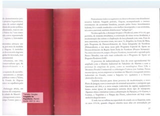 d•• 1ltrr111·rJ!J.inm1tista pelo
il piojl•tns hegemônicos
c11111 dt caráter original
it:111:i:i d1: poder político,
>iln11i1antc, marcou um
1 .1h ''º foi "caso único
11.111 esteve representa.da
', ll'gi"trn o historiador
PHH'l':llirn esboçou um
111, pnt· meio de medidas
t ,L1goas. A simbólica
1t!. d.1 economia alagoana
1p11Lt1 fn1 derrotada, mas
n:tnamcmal.
1l'formista, em 1960,
tnn"u •adores que, de
dt.:>l .11 oh imento e a
.i c~p.tnsão de sua infra-
;i11u1mento e energia
p11hhcas como a Telasa,
111 1'.st.tdo de Alagoas
'M:i.t t' se espalhava pelo
1Lthitação (BNH), em
11 11 nai; de conjuntos
l11 idade de Maceió.
, 11u11guraram a nova
111iig11 Centro para a
Praticamente todos os segmentos se desenvolYeram com abundantes
recursos federais. Naquele período, Alagoas, acompanhando o intenso
crescimento da economia brasileira, puxado pelos fortes investimentos
federais, foi o estado nordestino com melhor desempenho e sua economia,
tal como a nacional, também obtinha taxas "milagrosas".
Na área agrícola, o destaque foi para o Proálcool, entre 1976 e 85, que
permitiu, de maneira simultânea, a construção de trinta novas destilarias, a
modernikação das usinas e a duplicação da área plantada com cana. Fora da
área canavieira, os recursos eram, nos anos 70, dirigidos, na Zona da Mata,
pelo Programa de Desenvolvimento de Areas Integradas <lo Nordeste
(Polonordeste), e nas áreas secas pelo Programa Especial de Apoio ao
Desenvolvimento da Região Semi-Árida do Nordeste (Projeto Sertanejo).
No início dos anos 80, surgia o Projeto Nordeste, incentivado e apoiado pelo
Banco Mundial, cuja ação mais conhecida era o Programa de Apoio ao
Pequeno Produtor (PAPP).
O processo de industrialização fora do setor agroindustrial foi
ampliado com o Distrito Industrial do Tabuleiro do Martins e com a
presença de empresas de porte, como as metalúrgicas Fives Lille e
;1ecànica Pesada Continental e a siderúrgica Comcsa (cm Atalaia). Nessa
mesma época, novas empresas se instalam em Maceió e inauguram setores
industriais no Estado, como a Salgema S.A. (yuím1co) e a Sococo
(derivados de coco).
Também fizeram parte desse processo de modernização, o novo
Porto deJaraguá, com a construção do terminal açucareiro, o aeroporto que
funcionou até 2005, e a nova estação rodoviária da capital, equipamento
básico numa época de importância extrema desse tipo de transporte.
Algumas obras e iniciativas como a urbanização da Pajuçara, a TV Gazeta, o
Cesmac, o Trapichão e o Parque das Flores, sobrevivem até hoje com.o
símbolos daqueles anos.
E tudo isso se refletia na capacidade do estado cm se financiar, entre
os anos 1970/80, quando Alagoas obtínha taxas altas cm arrecadação per
57
 