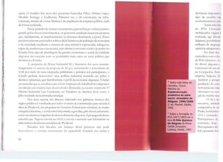 1
r1
_I
capita. O modelo dos anos dos governos Lamenha Filho, Afrânio Lages,
Divaldo Suruagy e Guilherme Palmeira era o da construção da infra-
estrutura, atração de novas fábricas e da ampliação da máquina públka, tudo
de forma acelerada.
Neste período de intenso crescimento, para reforçar o clima positivo
gerado pelos novos investimentos, os governos estaduais lançavam projetos
que, rapidamente, se transformavam no discurso dominante à época. Esses
projetos estavam assentados sobre a idéia 1uminosa da redenção da economia
e da sociedade mediante o sucesso ele uma iniciativa espetacular, milagrosa,
capaz de, moderni:.:'.ara economia, sem alterar a estrutura social e de poder no
Estado. Esse tipo de abordagem da questão econômica e social da realidade
alagoana era coerente com os postulados mais caros ao setor político que
dominava o Estado.
, campanha do Bônus lndustrial/131 é ilustrativa dos anos sessenta.
Imaginaram os autores da proposta <lo BT que, aumentando a arrecadação do
ICMS por meio de uma campanha publicitária e prêmios aos participantes, o
Estado poderia desenvolver uma política industrial centrada em pólos e
distritos industriais, que transformaria o perfil da economia alagoana. A ilusão
era tamanha que se acreditava que a forte imigração de crabalhadotcs alagoanos
em direção aos estados mais desenvolvidos diminuiria ou mesmo estancaria. O
Distrito Industrial T,uiz Cavalcante, no Tabuleiro do Martms, ficou como o
pífio resultado dessa limitada estratégia.
Nos anos setenta, um discurso elaborado nos gabinetes técnicos dos
órgãos públicos é socializado por todos os meios ele comunicação para associar à
idéia do Proálcool, um programa do Governo Federal para substituir, na matriL,
energética brasileira, o combustível in1portado, a gasolina,pelo álcool carburante,
comoum elementoimpulsordodesenvolvimentoalagoano. A propaganda davaa
entender que Alagoas entraria na OPJ (P, e essa era a sensação que transmitiam os
elaboradores do discursoem defesado Proálcool.
Passadas três décadas, um balanço desse processo não pode
desconhecer o enorme crescimento da capacidade instalada nas usinas e
58
» Sobre este tema ver
carvalho, Cícero
Péricles de.
Reestruturação
produtiva do setor
sucro- alcoolelro de
Alagoas. 1990/2000.
2. ed. Maceió: Edufal,
2003.
" SObre a formação do
PCA (1977/1993) ver o
livro O Pólo Químico
de Alagoas de Maria
CecíliaJunqueiro
Lustosa, Edufal, 1997.
destilarias alago;111;1u 1
tipo de moddo 11..-.,
economicamcntt', 111fl
Ainda 11.IP h.I
do Pólo Cloroalt'
mobilizados, org;1111, (
realizada, um di-.c·111
Salgema, poss1btlii.11 i
milhares de cmp11:g1
capitairiaultrapassa1'1
No final do~
coincidem com a ell .
do Pólo Químico. 1 1
do álcool alagoM1u 1
construção de um l~l1
na Companh1;1 Pc11<
empresa Salgcma (h
também a pt·r.,1w
produção cll' cm 1
tanto pela n.10 11111
alternativa nn u:.11
gás do vizinho 111111
0 PC1 11 
recessiva, s11nh11h
competitiva dl 11 ~
Paulo, lornhz:ld11 1
1972 e contand11
Petroquírnko 1 l<·
contando, h1iJt ,
Petroquímirn de1:
Sul, opernndu dv-c1
 