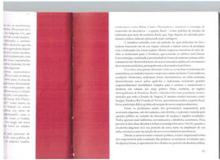 .....
115(1 ~L~ transformou
11111<:111. D<> projeto PCA
1 (cx-S.ilgcma S.A), que
10/ nk e soda cáustica.
d.Jurado: o turismo.
11f11 i11 demento que iria
h'il :i <1g11cu1Lura,depois
1li n~1 o setor terciário.
1e i1l°nt planejado, sem
d;i~ t'ssas experiências,
11en10 (111rismo) de um
1111i.1 alagoana.
Pllll'~ts caracrensticas
l l11t1'L'. uma mudança
Vllllt: anos. J crise da
1piu~1aram diretamente
11;s- e irregularcs - de
,drmiJCracia e a eleição
J•ll pdo  'Oto popular-
~ln l..cssa, Tco Vilela e
l1iJc" como marca na
11 tnk·ral ou novos
l111i11111 st•u ritmo de
11gi11ii:.-ando com o
i111t1 corno a Codeal,
1 'tu surgir um novo
1~11 t'll l n: os estados
1:1 pLlo processo de
1 1k· uma política de
1s tn;tiores estados
nnrdec:tinoc; como B~hia, Ceará e Pernambuco. inici'.lr1m ' ec;rnnégia de
concessão de incentivos - a guerra fiscal - como política d~ atração de
indústrias por meio de renúncia fiscal, que, logo depois, foi adotada pelos
demais estados, cada um oferecendo mais vantagens.
A iniciativa coincidiu com um período no qual indústrias do Sul e
Sudeste buscavam sair de um espaço saturado e baixar custos de produção
com a realocação em outras regiões. Muitas empresas intensivas de mão-de-
obra se deslocaram para o Nordeste, aproveitando os salários mais baixos.
Essa estratégia, combinadaàproximidade de fontes de matérias-primas, infra-
estruturaJocaJ e desenvolvimento denovos mercados, ajudou no crescimento
da economianordestina,principalmentea dos estados mais fortes.
E se criou uma grande distorção: como as economias nordestinas são
assimétricas, as unidades maiores e mais ricas saíram na frente. Com melhores
condições financeiras, realizaram fortes investimentos cm infra-estrutura,
desenvolveram novos pólos agrícolas e industriais, receberam grandes
empreendimentos imobiliários voltados para o turismo e aumentaram a
distância cm relação aos mais pobres. Hoje, sozinhas, as regiões
metropolitanas de Fortaleza, Recife e Salvador têm mais população, renda e
mercado que todo o Estado de Alagoas. E mesmo estados menores, como
Sergipe, Paraíba e Rio Grande do Norte, aproveitaram melhor a guerra fiscal.
Ficouainda mais difícil a políticadeatração de novos empreendimentos.
Entre os problemas atuais dos governantes responsáveis pela
economia alagoana, um dos maiores, sem dúvida, é a pressão exercida pela
opinião pública no sentido da obtenção de muitos e rápidos resultados.
Todos querem mais indústrias, investimentos e dinâmica econômica. Essa
pressão já dura duas décadas e reflete a nostalgia dos anos 1960/80, quando a
economia alagoana teve seu período de ouro, tanto na ampliação de sua
infra-estrutura como na atração de novos investimentos produtivos.
Desde os anos noventa o mundo político, social e empresarial cobra
dos responsáveis pela condução das políticas econômicas resultados que,
de alguma forma, se apróximem dos obtidos no período da ditadura militar.
61
 