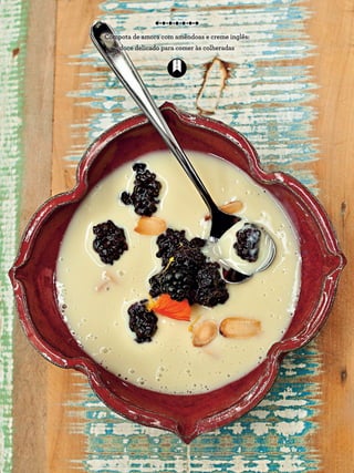 Compota de amora com amêndoas e creme inglês:
doce delicado para comer às colheradas
 