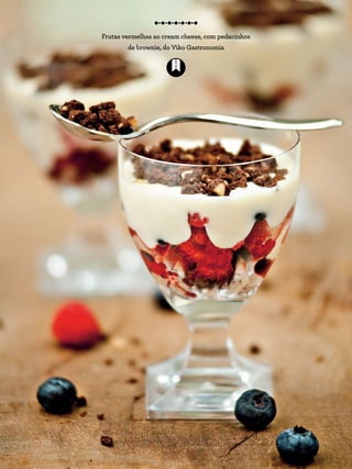 Frutas vermelhas ao cream cheese, com pedacinhos
de brownie, do Viko Gastronomia
 