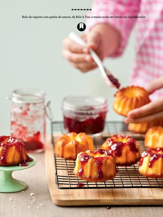 Bolo de iogurte com geleia de amora, da Bolo à Toa: a massa pode ser batida no liquidificador
 