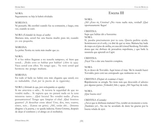 )35(
HENRIK IBSEN CASA DE MUÑECAS
© Pehuén Editores, 2001.
NORA:
Seguramente su hija la habrá olvidado.
MARIANA:
Ni pensarlo. Me escribió cuando fue su comunión, y luego, otra
vez, cuando se casó.
NORA (Echándole los brazos al cuello):
Mariana mía, usted fue una buena madre para mí, cuando
yo era pequeña.
MARIANA:
La pobre Norita no tenía más madre que yo.
NORA:
Y si los niños llegaran a no tenerla tampoco, sé bien que
usted... ¡Todo esto es hablar por hablar! (Abre la caja).
Vaya usted con ellos. Yo tengo que... Ya verá usted qué
hermosa me pongo mañana.
MARIANA:
En todo el baile no habrá otra más elegante que usted; eso
es indudable. (Sale por la puerta de la izquierda).
NORA (Abriendo la caja, pero rechazándola en seguida):
Si me atreviera a salir... Si tuviera la seguridad de que no
vendrá nadie... Si supiera que no pasará nada en la casa
mientras tanto... ¡Qué locura! No vendrá nadie. ¡Fuera
pensamientos! Tengo que limpiar el chal. ¡Qué bonitos
guantes! ¡A desechar estas ideas! Uno, dos, tres, cuatro,
cinco, seis... (Lanza un grito). ¡Ah!, están ahí... (Intenta
dirigirse a la puerta, y se queda indecisa. Entra Cristina, después
de dejar el sombrero y el abrigo en el recibidor).
Escena III
NORA:
¡Ah! ¿Eres tú, Cristina? ¿No viene nadie más, verdad? ¡Qué
oportunamente llegas!
CRISTINA:
Supe que habías ido a buscarme.
NORA:
Sí, pasaba precisamente por tu casa. Quería pedirte ayuda.
Sentémonos en el sofá, y te diré de qué se trata. Mañana hay baile
de trajes en el piso de arriba, en casa del cónsul Stenborg. Torvaldo
desea que me disfrace de pescadora napolitana, y que baile la
tarantela que aprendí en Capri.
CRISTINA:
¡Vaya! Vas a dar una función completa.
NORA:
Sí, es deseo de Torvaldo. Aquí tienes el traje. Me lo mandó hacer
Torvaldo; pero está tan estropeado que realmente no sé.
CRISTINA (Después de examinar el traje):
Rápidamente se arregla. No tiene más que descosido el adorno
por algunas partes. ¡Volando!, hilo y aguja. ¡Ah! Aquí hay de todo.
NORA:
¡Qué buena eres!
CRISTINA (Cosiendo):
¿Así es que te disfrazas mañana? Oye, vendré un momento a verte.
¡También yo!... No me he acordado de darte las gracias por la
buena velada de ayer.
 