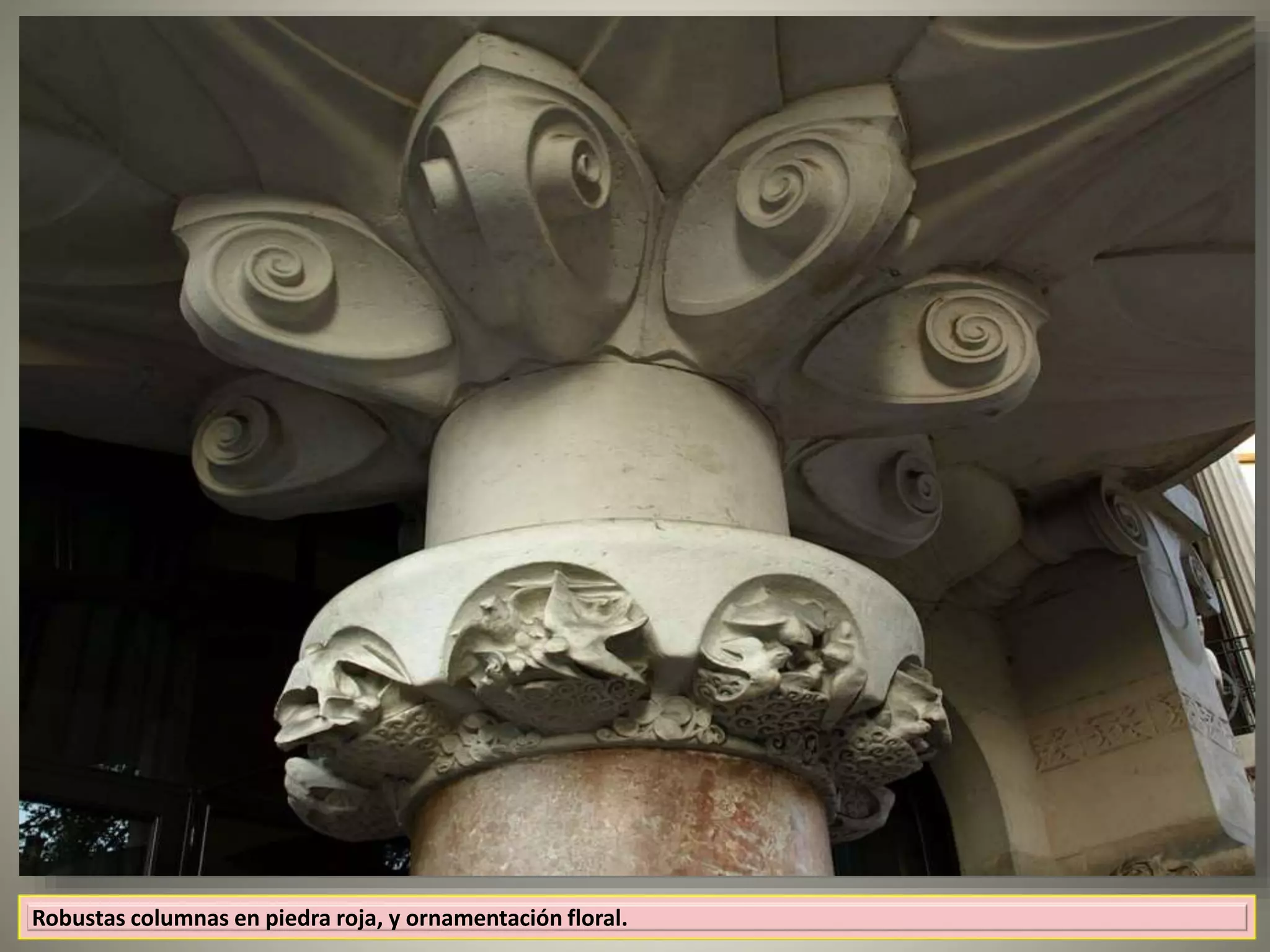 Robustas columnas en piedra roja, y ornamentación floral.
 