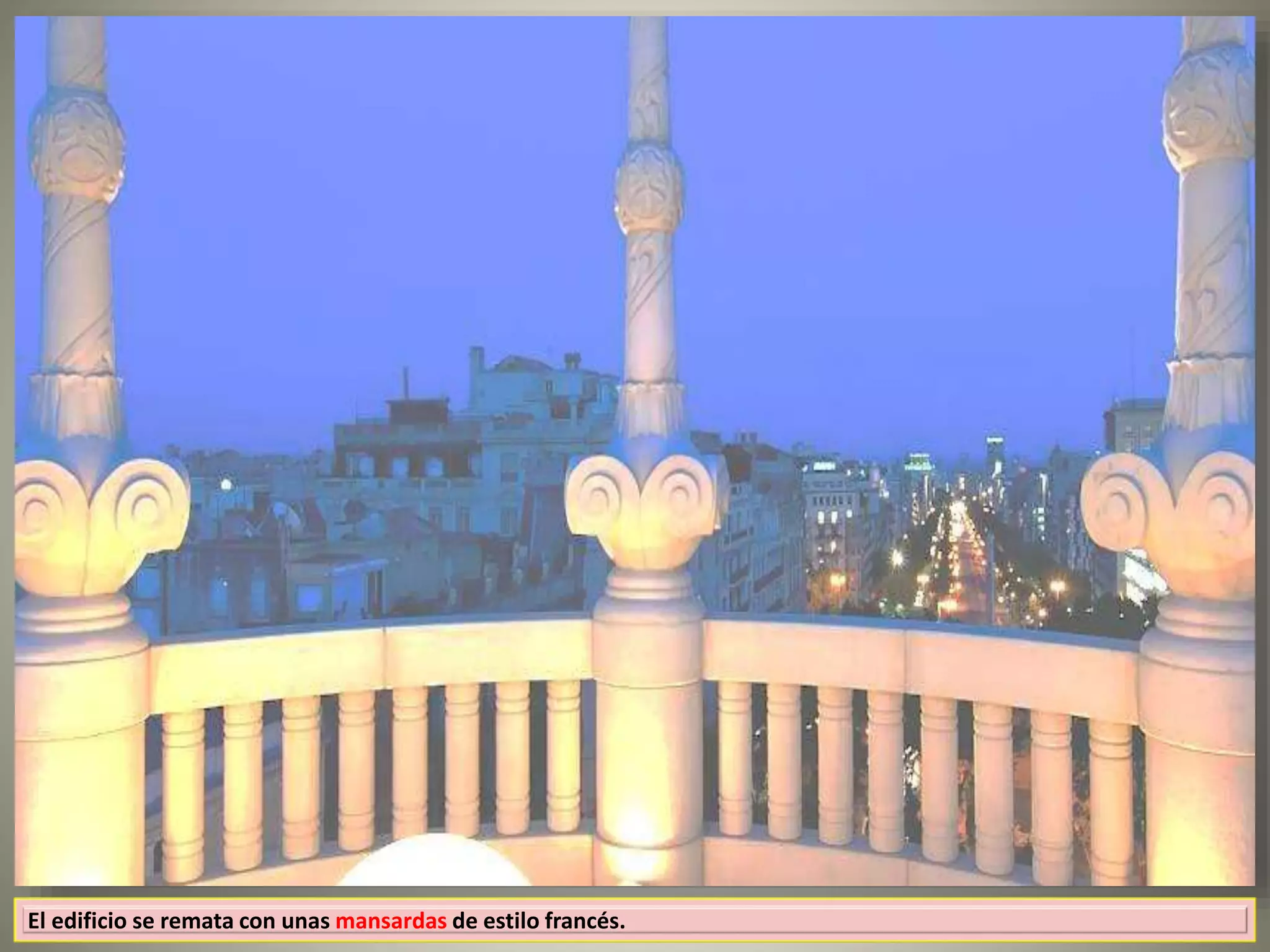 El edificio se remata con unas mansardas de estilo francés.
 