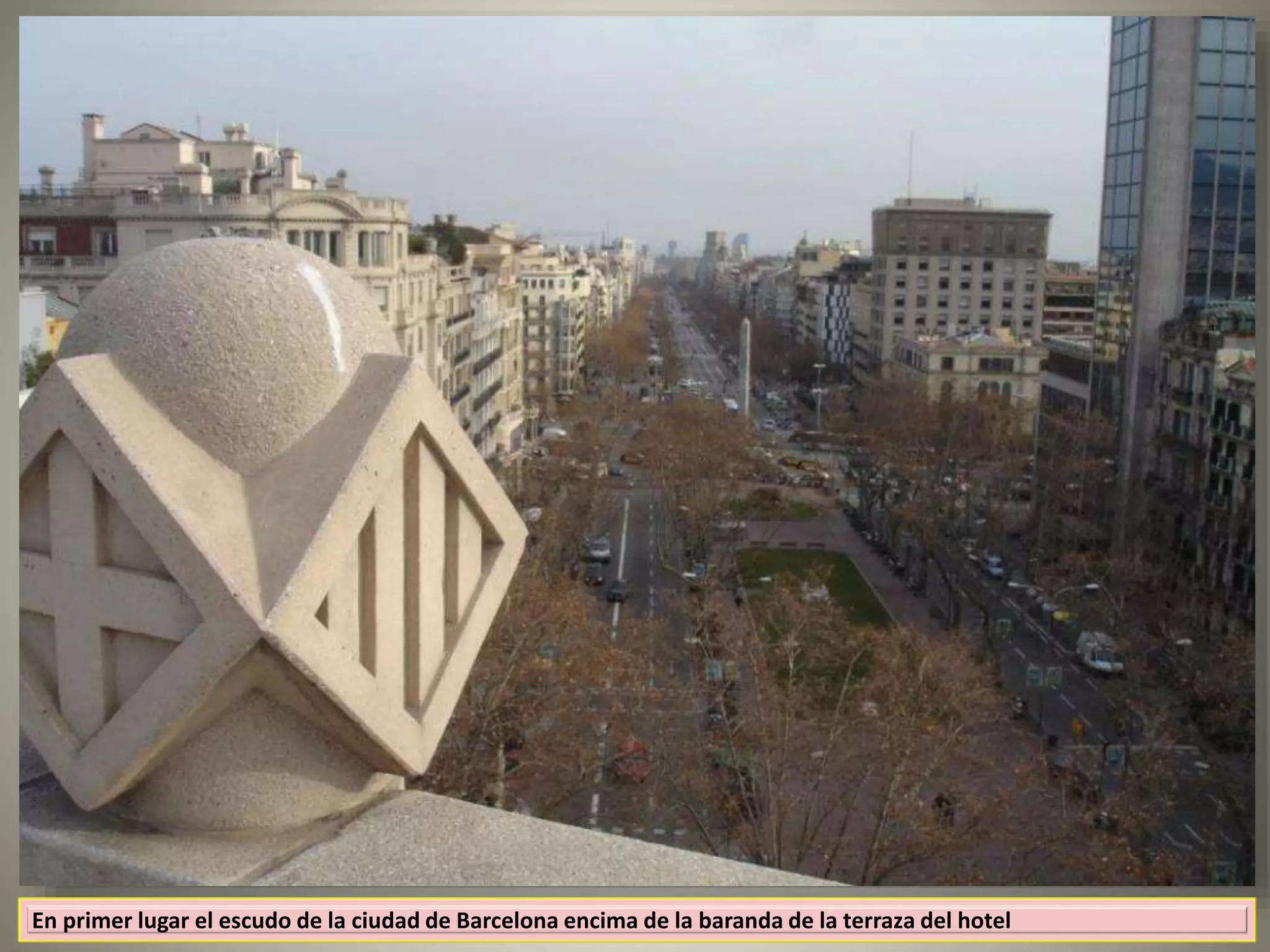 En primer lugar el escudo de la ciudad de Barcelona encima de la baranda de la terraza del hotel
 