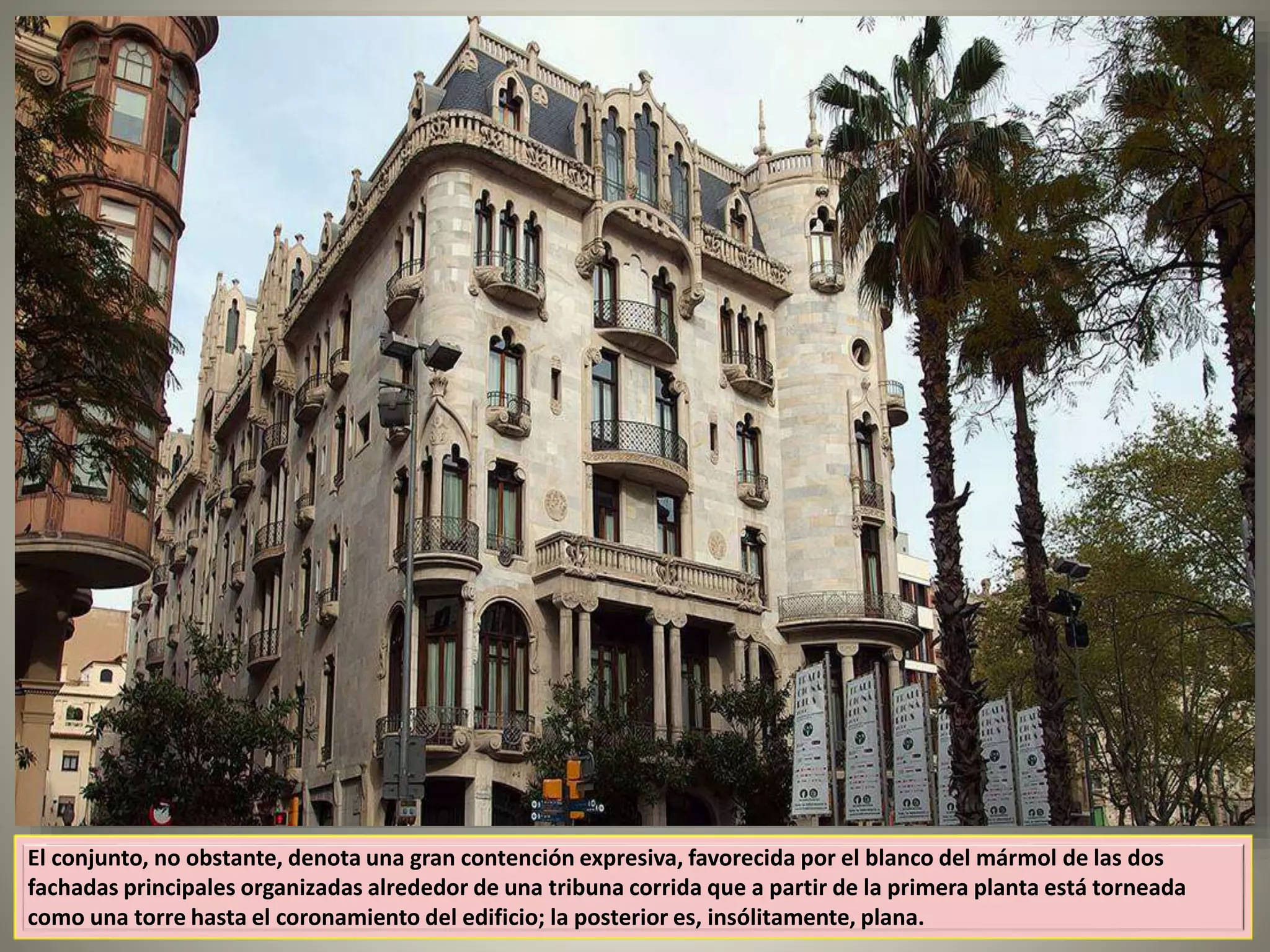 El conjunto, no obstante, denota una gran contención expresiva, favorecida por el blanco del mármol de las dos
fachadas principales organizadas alrededor de una tribuna corrida que a partir de la primera planta está torneada
como una torre hasta el coronamiento del edificio; la posterior es, insólitamente, plana.
 