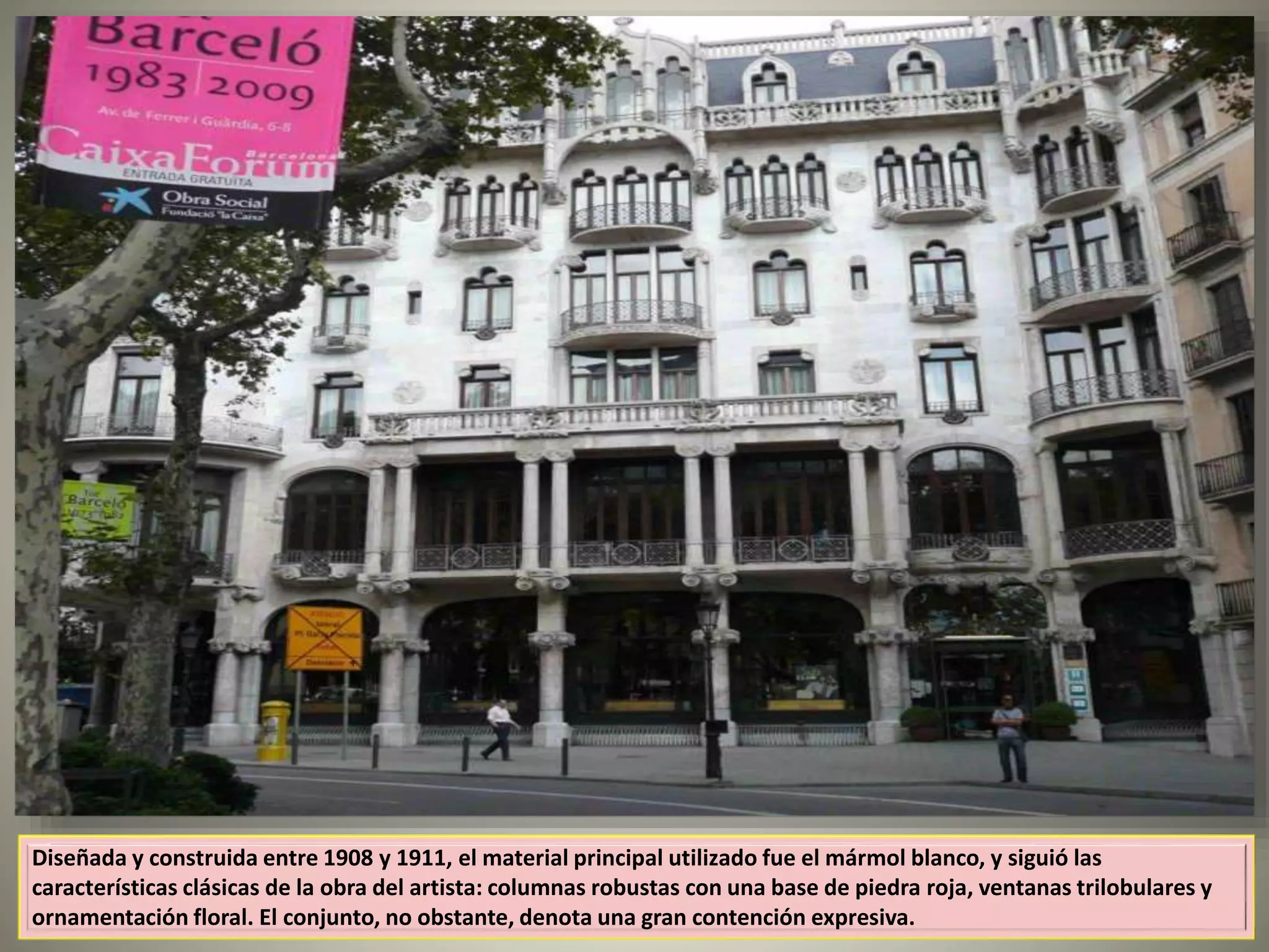 Diseñada y construida entre 1908 y 1911, el material principal utilizado fue el mármol blanco, y siguió las
características clásicas de la obra del artista: columnas robustas con una base de piedra roja, ventanas trilobulares y
ornamentación floral. El conjunto, no obstante, denota una gran contención expresiva.
 