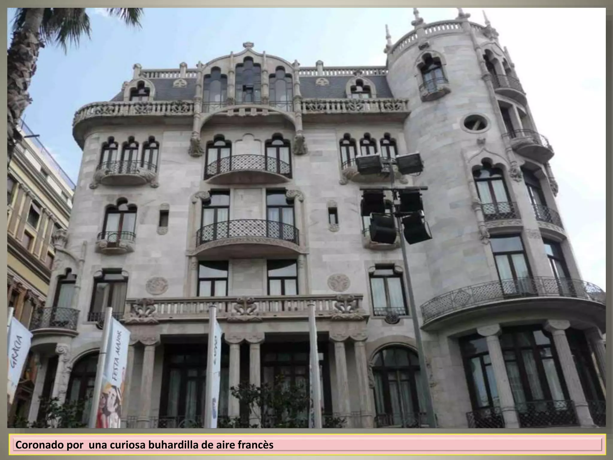 Coronado por una curiosa buhardilla de aire francès
 