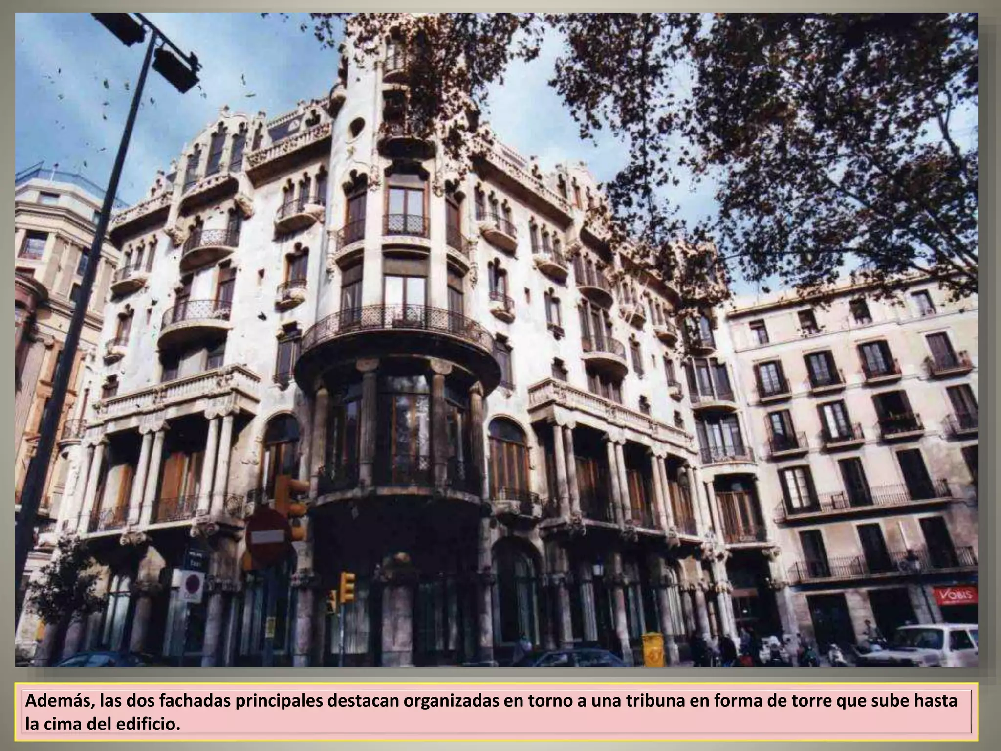 Además, las dos fachadas principales destacan organizadas en torno a una tribuna en forma de torre que sube hasta
la cima del edificio.
 