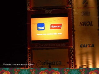 SUPER CARTÃO - com 9,55m de largura por 6m de altura. Para destacar
a peça colocamos dois holofotes com lâmpadas brancas de mercúrio.
Vinheta com macas nos telões
 