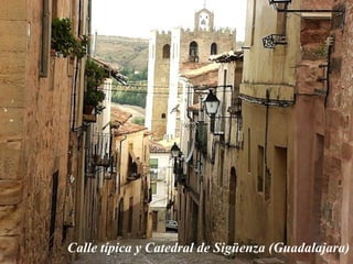 Calle típica y Catedral de Sigüenza (Guadalajara) 