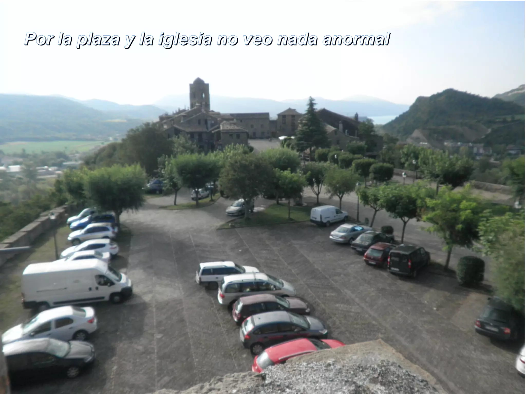 Por la plaza y la iigglleessiiaa nnoo vveeoo nnaaddaa aannoorrmmaall 
 