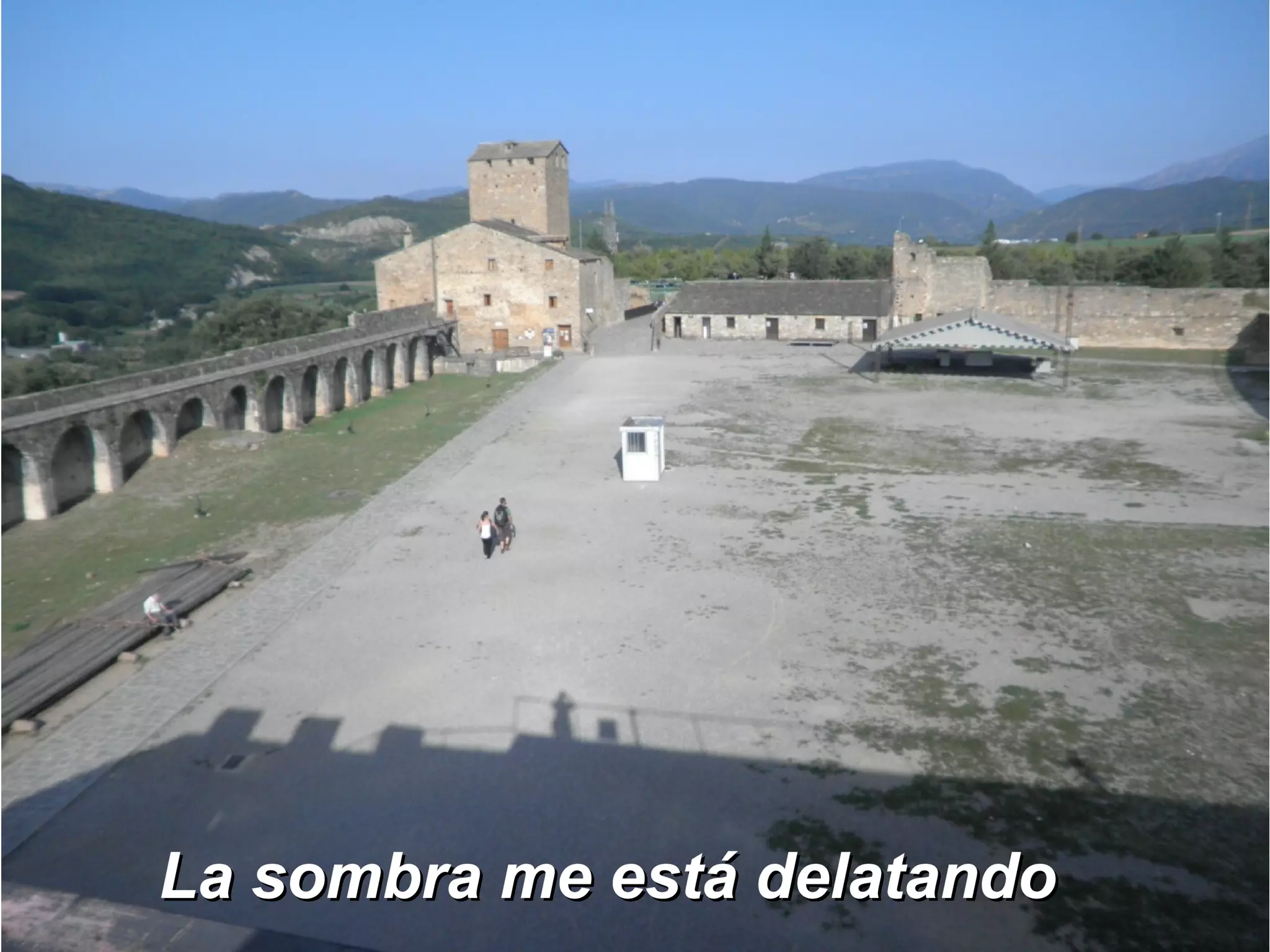 LLaa ssoommbbrraa mmee ee ssttáá ddeellaattaannddoo 
 