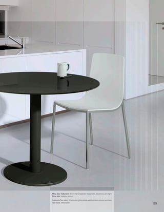 Mesa Star Todocolor · Encimera Cristalcolor negro brillo, columna y pie negro
Sillas Hot · Asiento blanco
Todocolor Star table · Cristalcolor glossy black worktop, black column and base
Hot chairs · White seat                                                           89
 